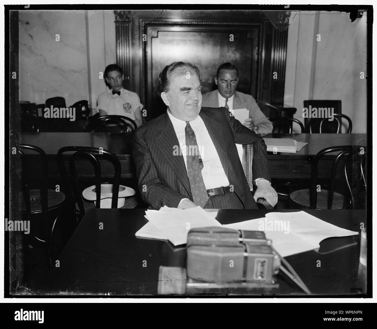 Capo del lavoro di buon umore. Washington, D.C. 7 giugno. Raramente è John L. Lewis mai nella foto sorridente. Ma il cameraman catturato il C.I.O. Capo in un umore gioviale oggi come apparve prima che il Senato e la Camera dei comitati di lavoro e il risultato è questa interessante immagine. Lewis ha avallato il minimo e il massimo ora disposizioni del Black-Conner Bill come un modesto inizio di una vera e propria programmazione verso un migliore ordine economico. 6/7/37 Foto Stock