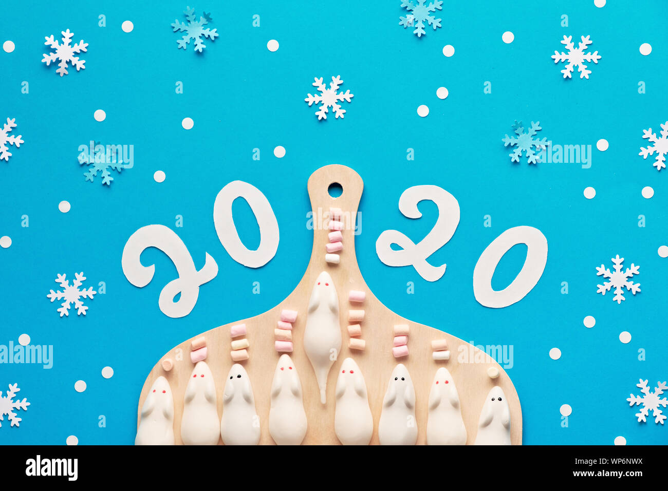 Felice Anno Nuovo 2020! Creative carta piatta laici in blu e bianco con topi marshmallow sul tagliere, fiocchi di neve e numero della carta 2020 Foto Stock