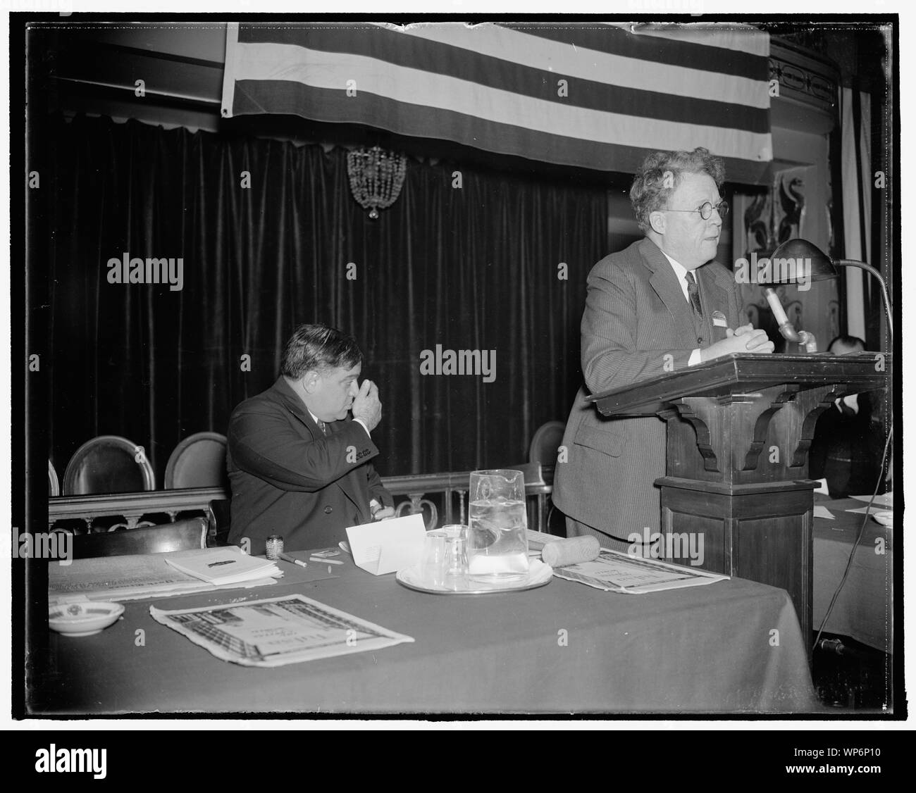 Le relazioni di lavoro necessarie schede, sindaci conferenza ha detto a. Washington D.C., nov. 16. William H. Davis, presidente della New York Stato scheda di mediazione, ha raccontato la U.S. Conferenza sindaci oggi che attraverso istituzioni come i rapporti di lavoro schede e il graduale sviluppo di procedura al di sotto di esse, libertà di azione individuale è riconciliato con il benessere generale. Sindaco di La Guardia di New York City, Presidente della Conferenza, è mostrato l'ascolto all'indirizzo. 11/16/37 Foto Stock