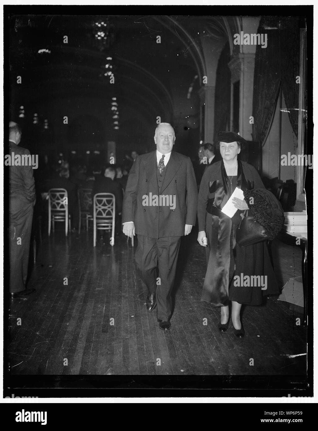 Segretario del lavoro arriva per una riunione di consiglio per il progresso industriale. Washington D.C., dic. 11. La gestione e la manodopera. Segretario di lavoro Frances Perkins scortato da John G. Paine, presidente del gruppo dei datori di lavoro nelle bacche Industrial-Labor consiglio, arriva per la riunione di industria e di manodopera. Affrontare la conferenza, Mme Perkins predisse che la rotazione verso l'alto di recupero sarà proseguita. Il governo ha detto, saranno in stand by per facilitare la realizzazione di questo obiettivo Foto Stock