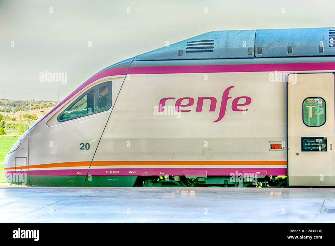 RENFE Operadora (pronuncia spagnola: [ˈreɱfe opeɾaˈðoɾa]) è la società statale che gestisce treni merci e passeggeri in Spagna. Foto Stock