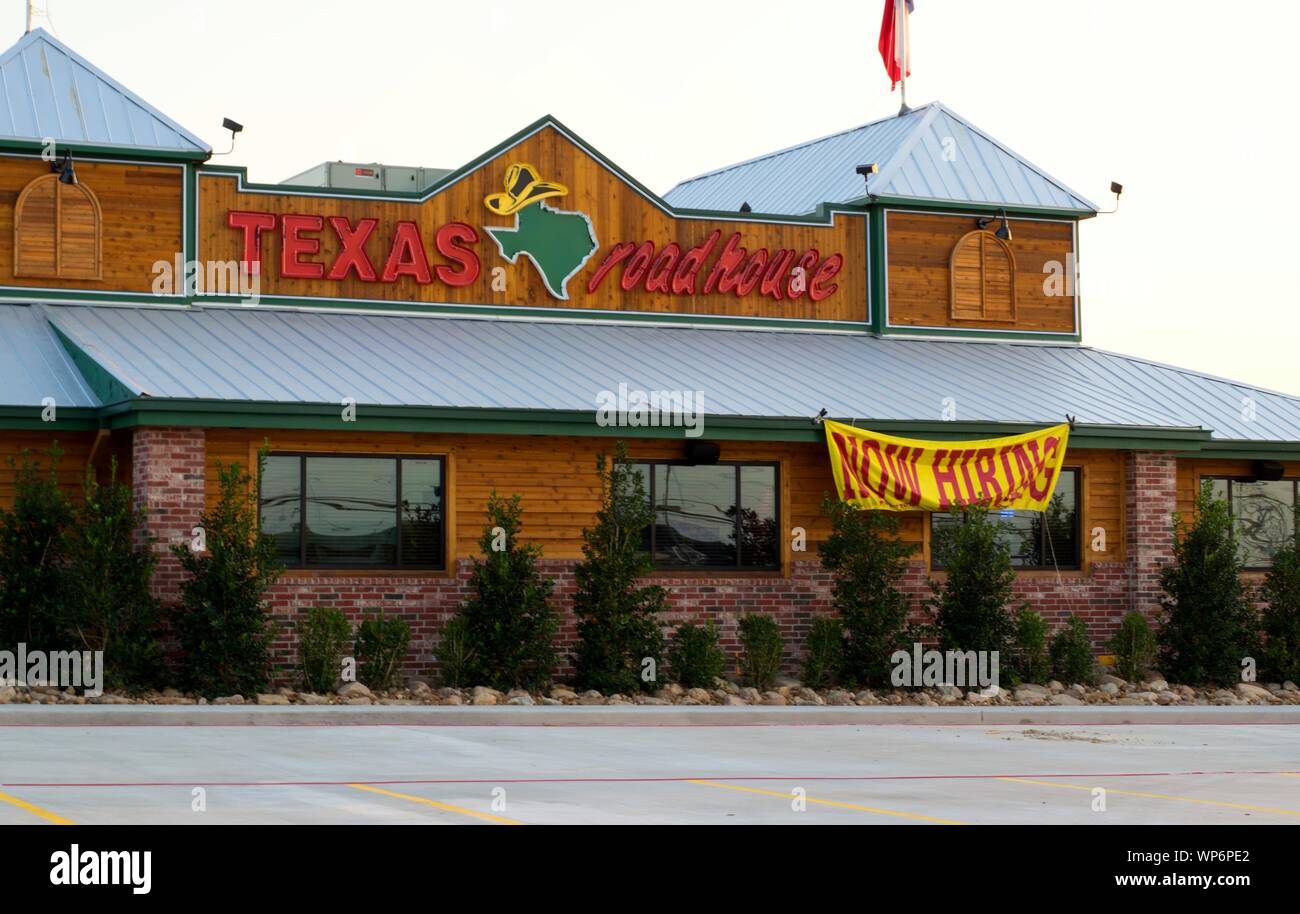 Texas Roadhouse ristorante essendo pronto per l'apertura in umile, TX con un segno di assunzione di fronte. Fondata nel 1993, è conosciuto per la sua ottima bistecca. Foto Stock