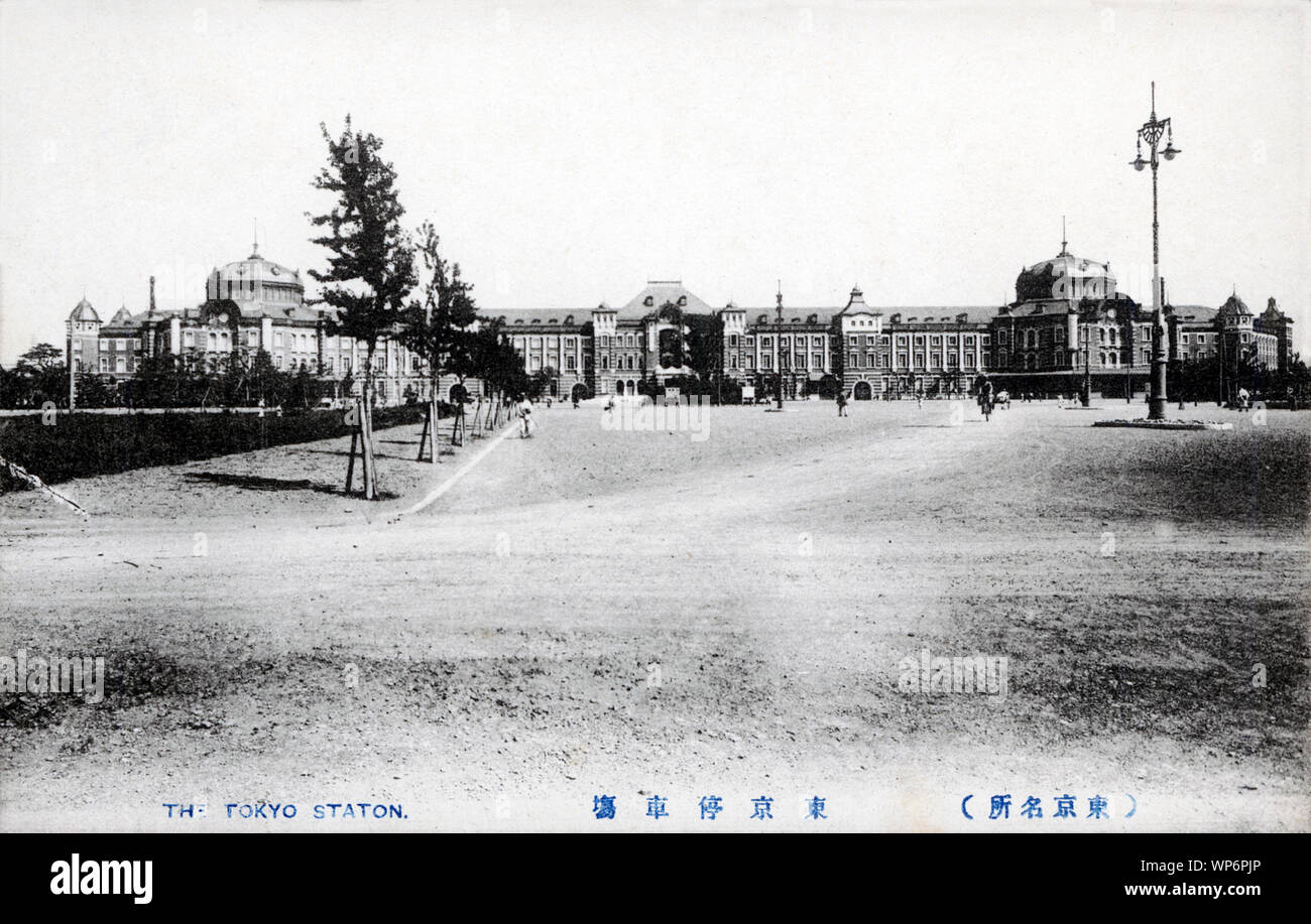 [ 1910s Giappone - Stazione di Tokyo ] - Una insolita vista della stazione di Tokyo, Tokyo. Situato nel quartiere affaristico Marunouchi di Tokyo, vicino al Palazzo Imperiale di motivi e di Ginza il quartiere commerciale, l'edificio è stato progettato da architetto Tatsuno Kingo (辰野金吾, 1854-1919) per celebrare il Giappone la vittoria nella guerra Russo-Giapponese. Egli ha modellato le cupole, distrutto durante la firebombings del 1945 Showa (20), dopo Amsterdam la stazione centrale. La stazione è stata completata nel mese di dicembre 18, 1914 (Taisho 3), e aperto sul 20th. Xx secolo cartolina vintage. Foto Stock