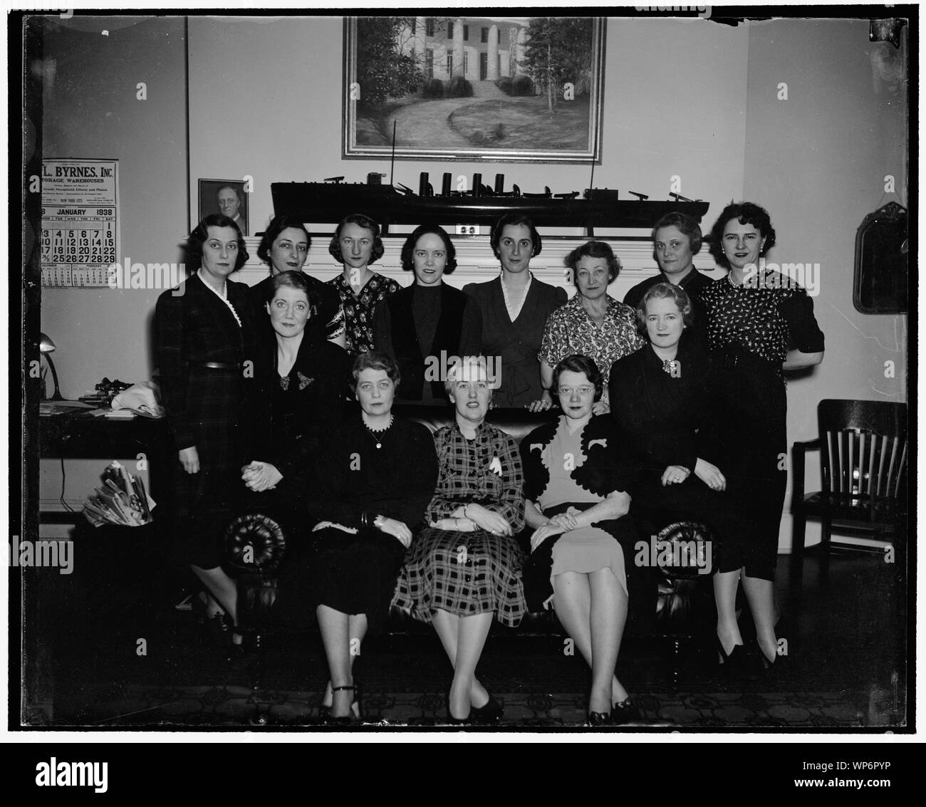 Signore della Casa Bianca segretariato. Washington D.C., Feb. 19. Presieduta da Miss Margaret Missy Lehand, segretario personale del presidente Roosevelt, queste ragazze segretari gioca una parte importante dietro le quinte della Casa Bianca. Essi provengono da cinque membri e includere brunettes, redheads, e bionde, con scatterings di ferro-grigio. In prima fila, seduto, da sinistra a destra: Miss Roberta carriole, Segretario di Marvin H. MCINTYRE; Miss grazia Tully, per i quali il presidente Roosevelt impone i suoi discorsi, Stato documenti, ecc.; Miss Marguerite Lehand; Miss Margaret Durand, Segretario a James Roosevelt; Miss Foto Stock