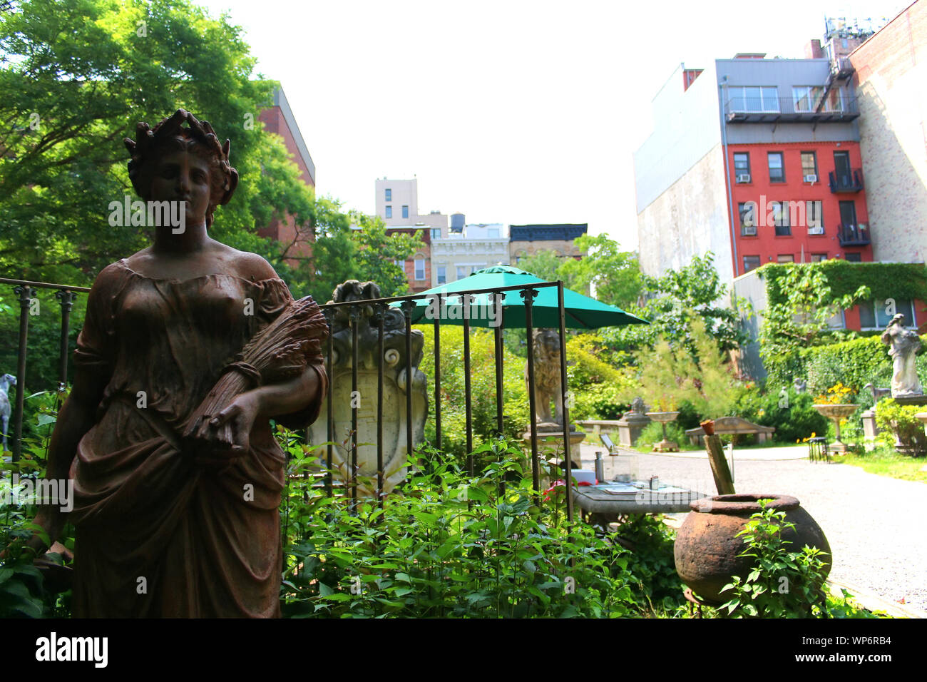 Elizabeth Street giardino, una amata scultura-riempito enclave della comunità che esisteva sin dal 1991, la città dopo il voto del Consiglio nel 2019 è stata slated per essere Foto Stock