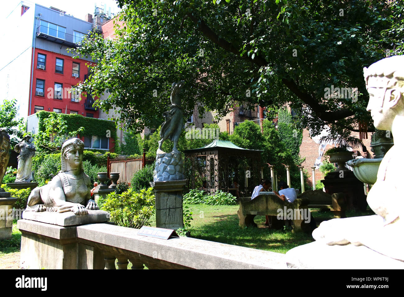 Elizabeth Street giardino, una amata scultura-riempito enclave della comunità che esisteva sin dal 1991, la città dopo il voto del Consiglio nel 2019 è stata slated per essere Foto Stock