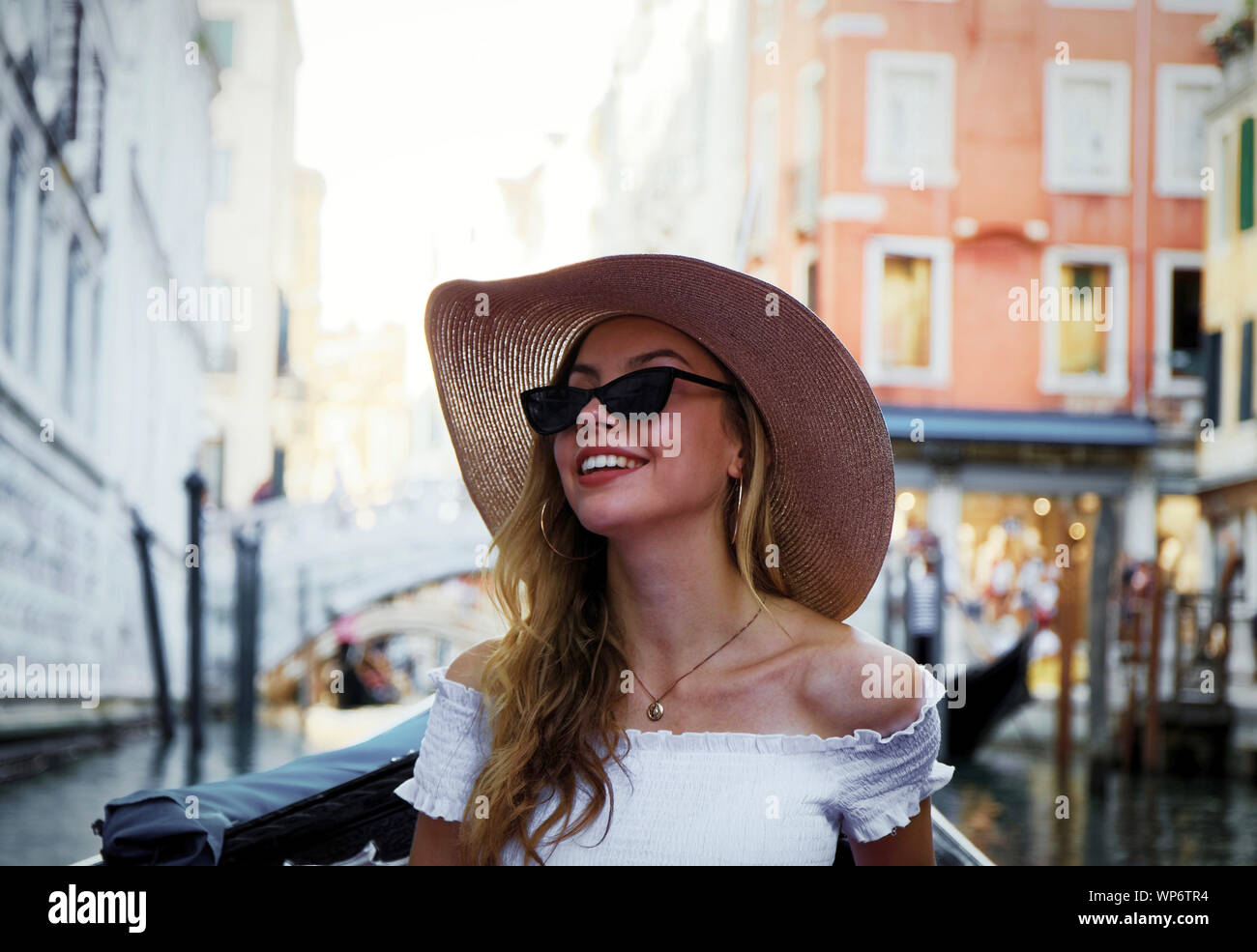 Bella giovane donna, elegantemente vestito, a Venezia Foto Stock
