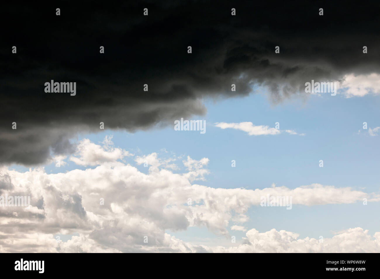 Black Storm nuvole che si muovono in nuvole bianche e blu cielo Foto Stock