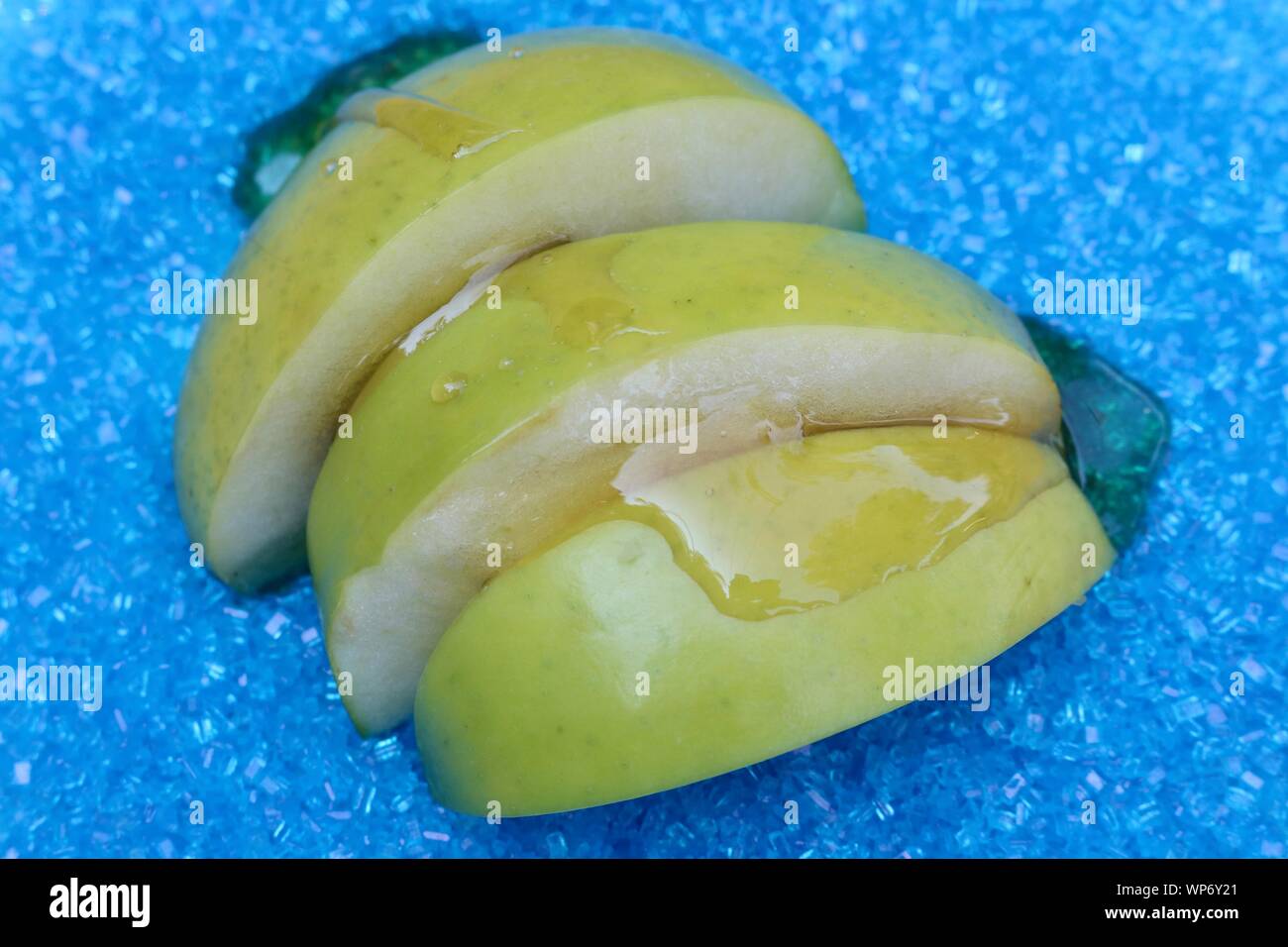 Mele immerso nel miele per Rosh Hashana Foto Stock
