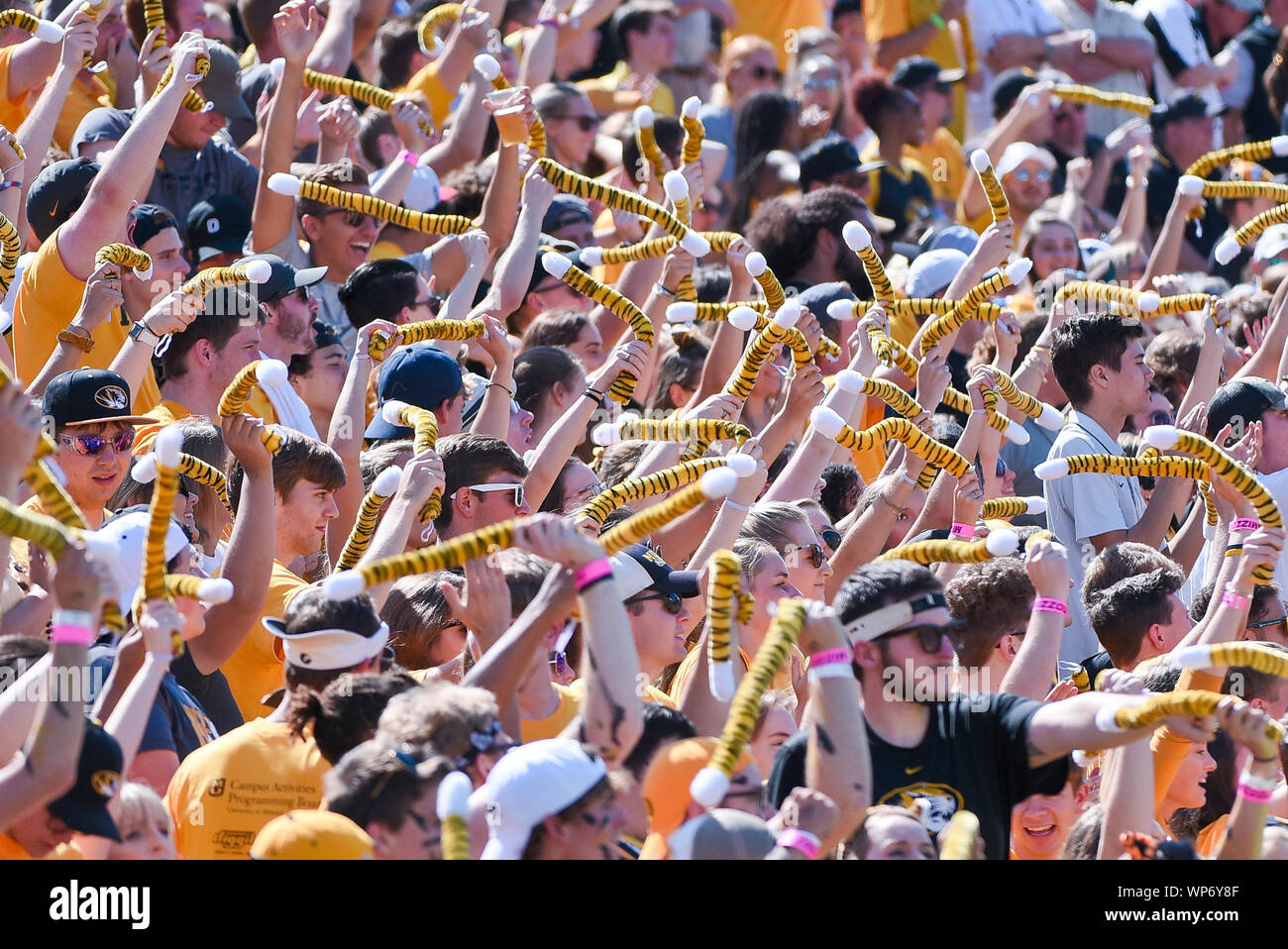 Set 07, 2019: il tentativo di avviare una nuova tradizione ventole rinunciare a tiger tails ogni volta che ci sono a fare il tifo per la loro difesa nel corso di una conferenza non gioco dove il West Virginia alpinisti hanno visitato la Missouri Tigers tenutasi a Campo Faurot presso il Memorial Stadium di Columbia, MO Richard Ulreich/CSM Foto Stock