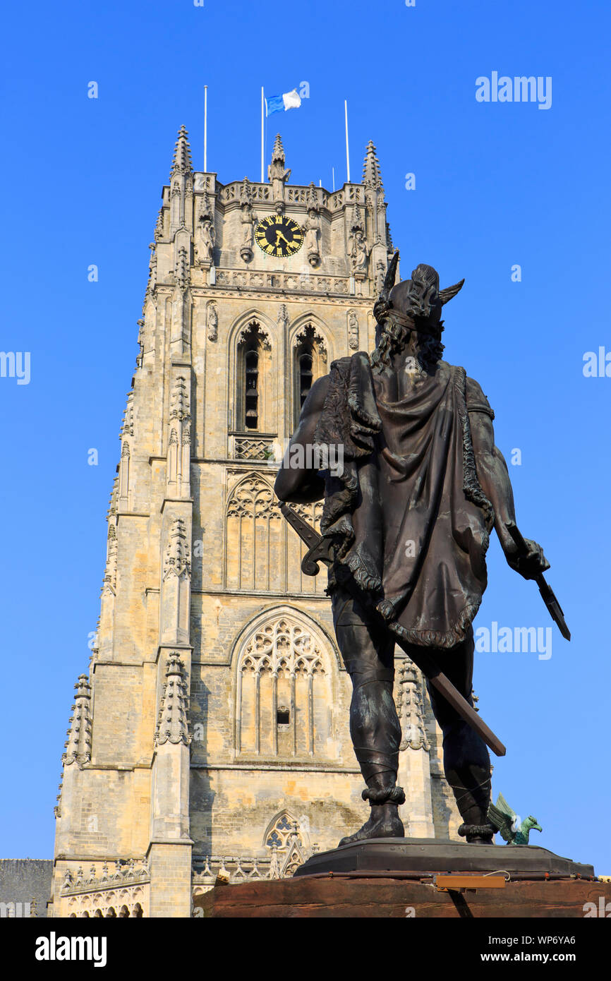 Statua di Ambiorix (principe della Eburones) e il XIII secolo la basilica gotica della Madonna presso la Piazza del Mercato di Tongeren, Belgio Foto Stock
