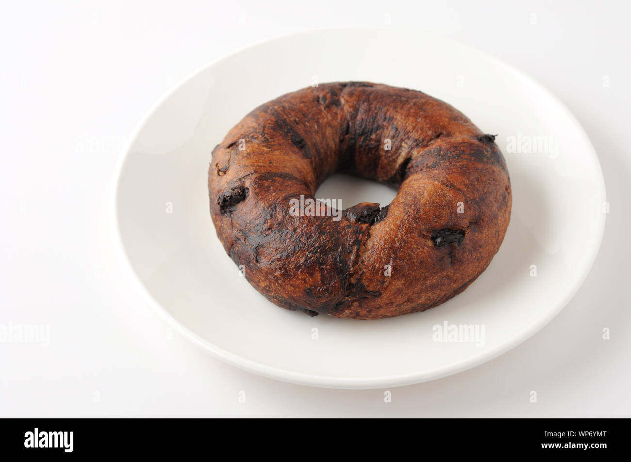 Chocolate Chip bagel pane closeup isolati su sfondo bianco Foto Stock