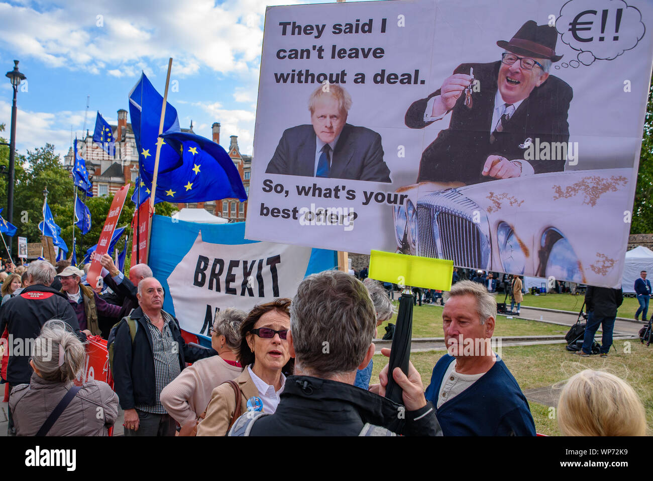 Persone che protestano contro la no-deal Brexit, Boris Johnson il Primo Ministro del Regno Unito e il governo del Regno Unito a Piazza del Parlamento, Londra Foto Stock