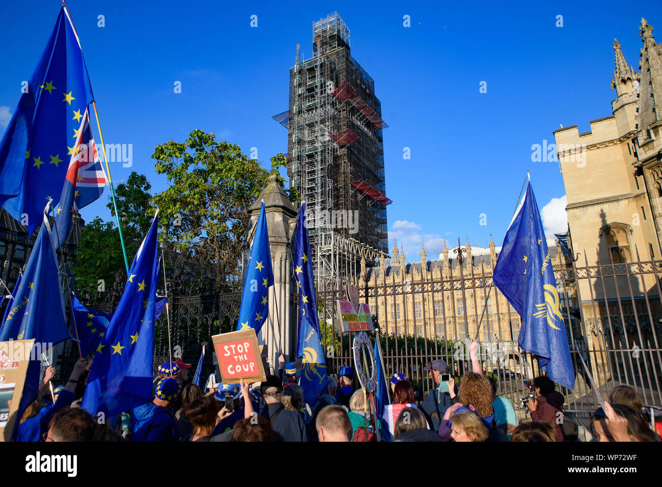 Persone che protestano contro la no-deal Brexit, Boris Johnson il Primo Ministro del Regno Unito e il governo del Regno Unito a Piazza del Parlamento, Londra Foto Stock