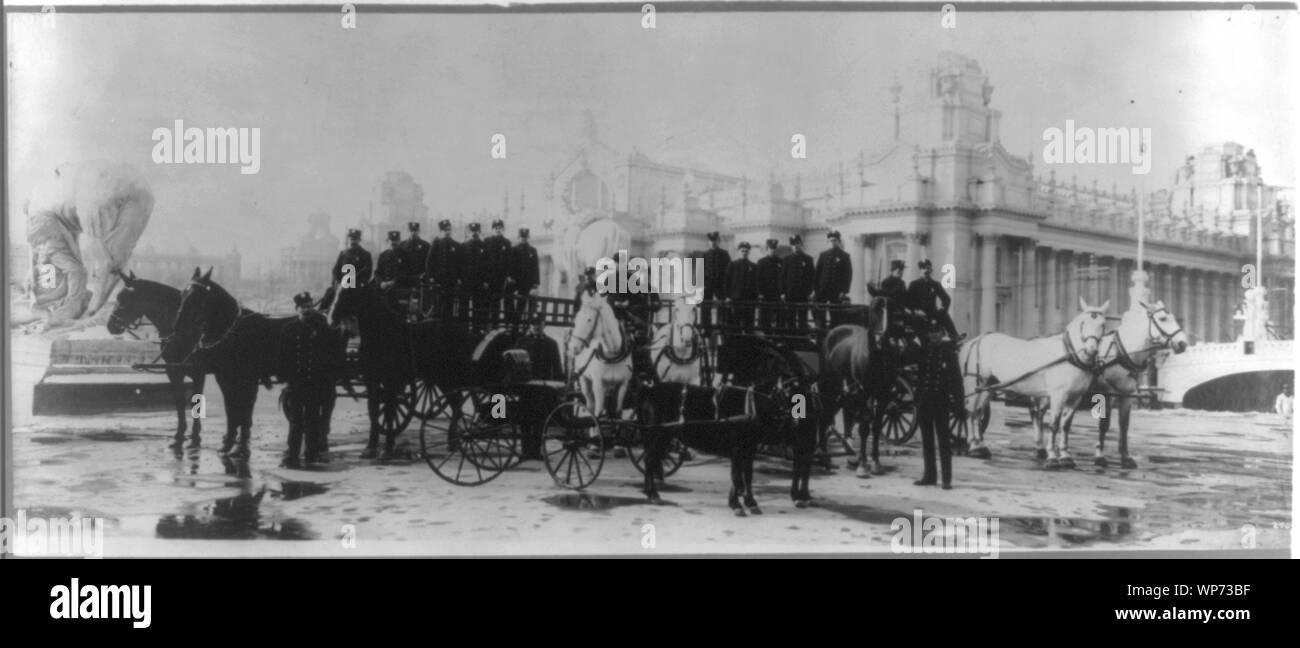 Grande gruppo di vigili del fuoco poste a cavallo-disegnato attrezzatura antincendio. Columbian Exposition Foto Stock
