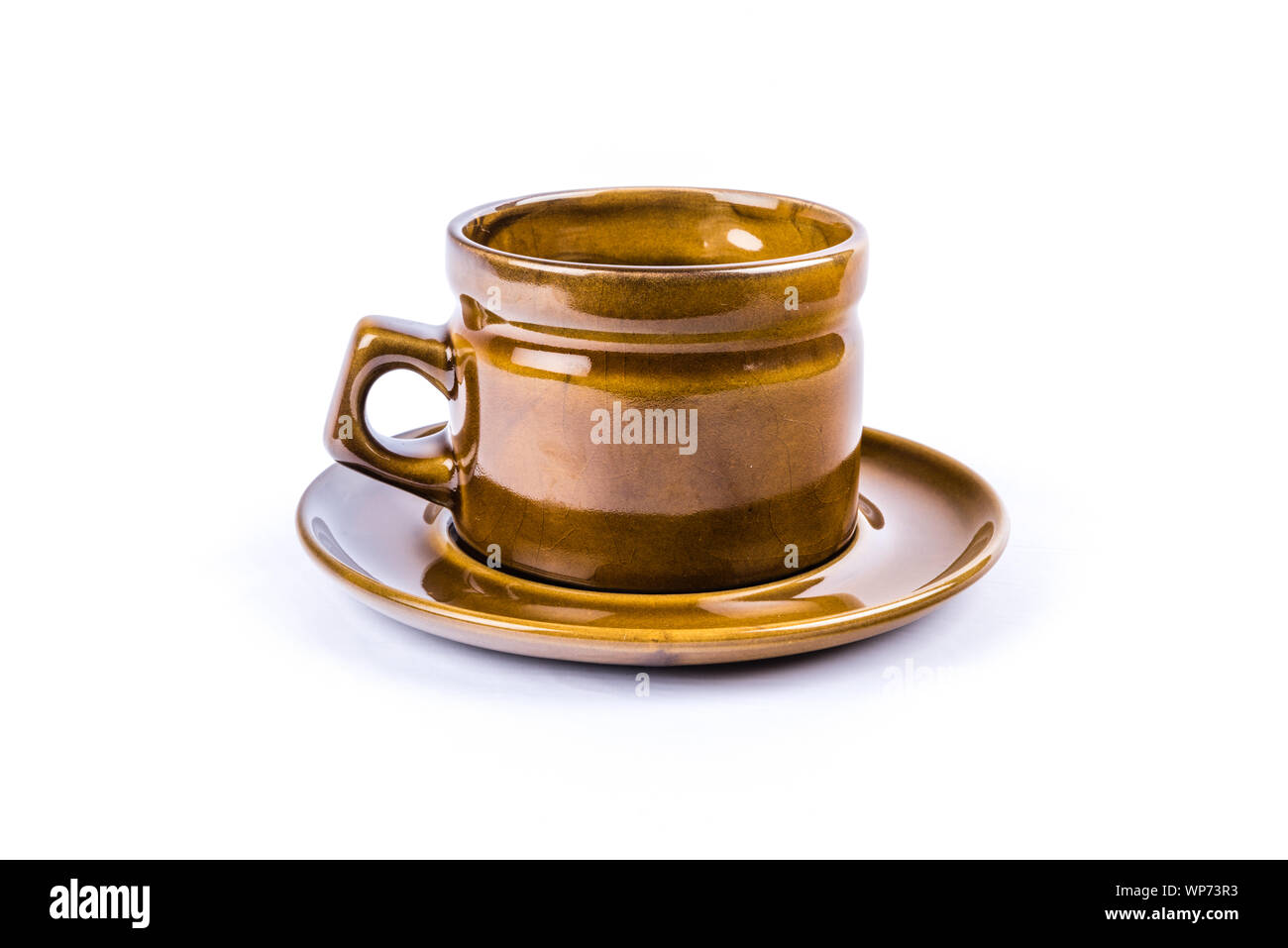 Ciotola o tazza per la minestra o un caffè su un soucer su sfondo bianco Foto Stock