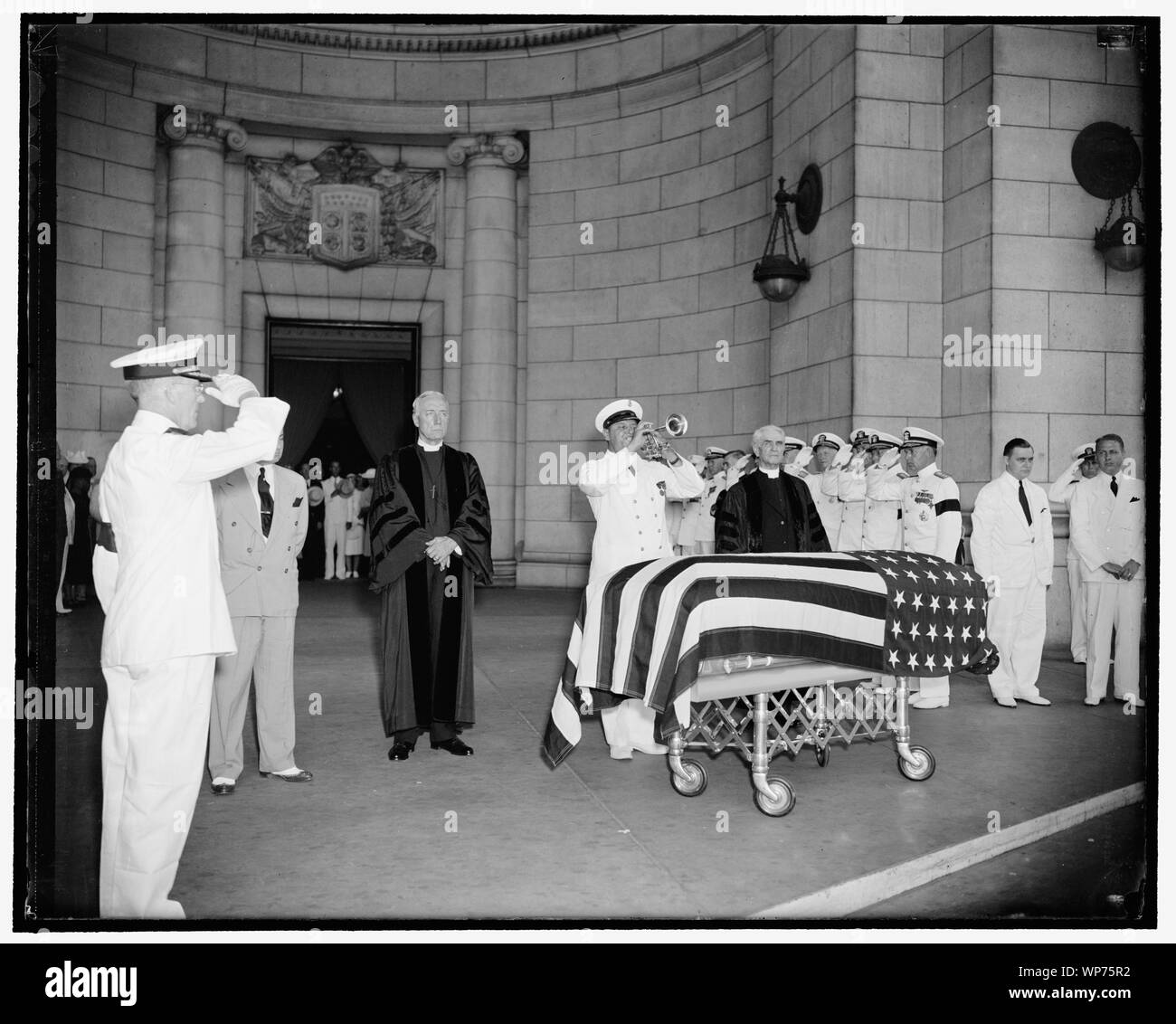 Ultimo onori pagato Navy Segretario presso la Union Station come bugler soffia rubinetti. Washington, 10 luglio. Mentre il cappellano del Senato, il Rev. Ze Barney Phillips, sorgeva sul bugler è di destra ed il Rev. James Shera Montgomery, Cappellano della casa si fermò sulla sinistra, una marina bugler suonò rubinetti oltre lo scrigno del Navy Segretario Swanson quando il corpo è arrivato su una pistola cassettone alla Stazione Union per il trascinamento a Richmond per i funerali Foto Stock