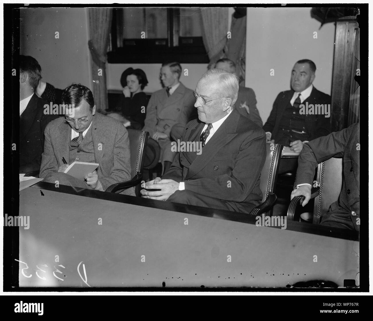 Last-minute huddle. Washington, 8 dicembre. Harvey D. Gibson, presidente dei produttori Trust Company, va [...] Gibson ha testimoniato che la sua società avanzate per Mid-America Corporation $1,600,00 del $3,121,00 utilizzato per acquistare il furgone Swerigan titoli ad asta Foto Stock