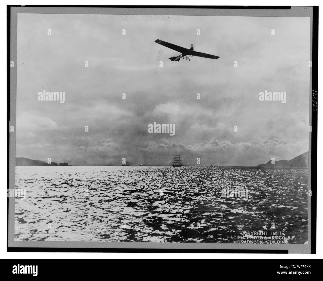 Latham volare sopra il Golden Gate Foto Stock
