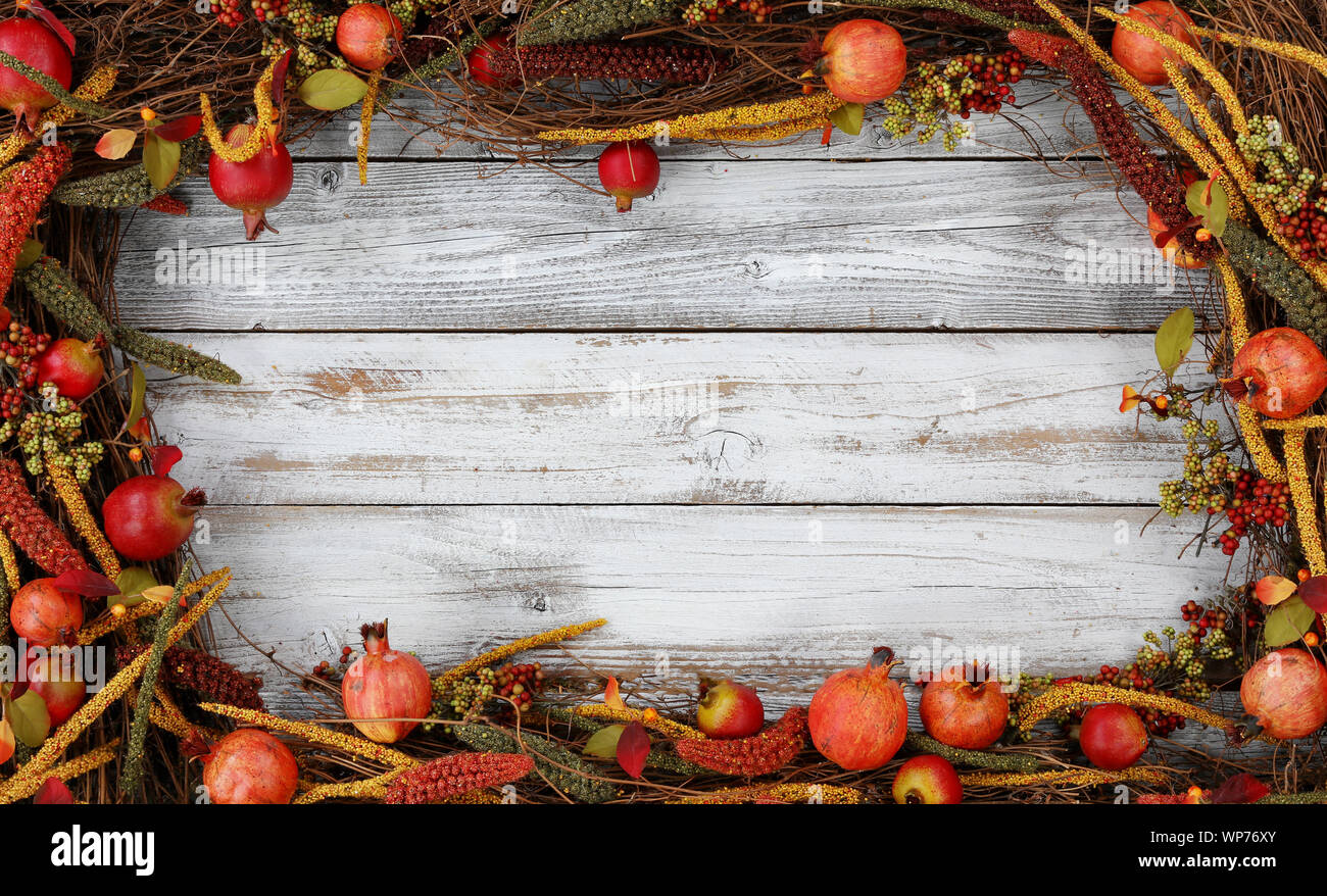 Decorazioni autunnali, foglie autunnali e aquiloni, con testo Happy Birthday  Foto stock - Alamy