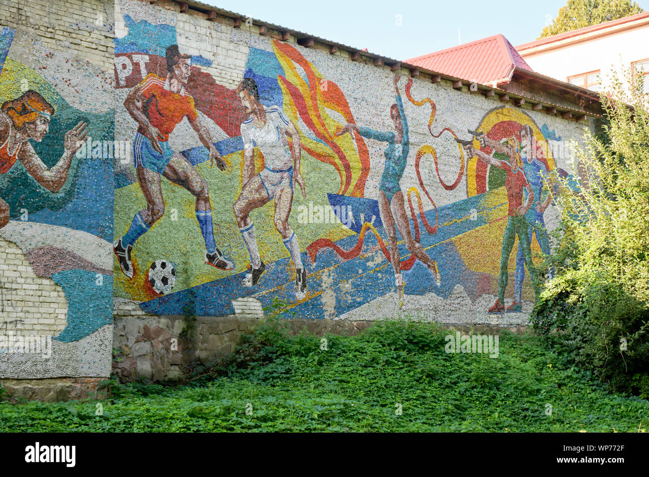 Pareti a mosaico sovietiche in rovina raffiguranti sport sulla costruzione nel complesso sportivo SKA a Leopoli, Ucraina. Mostra vari sport olimpici Foto Stock