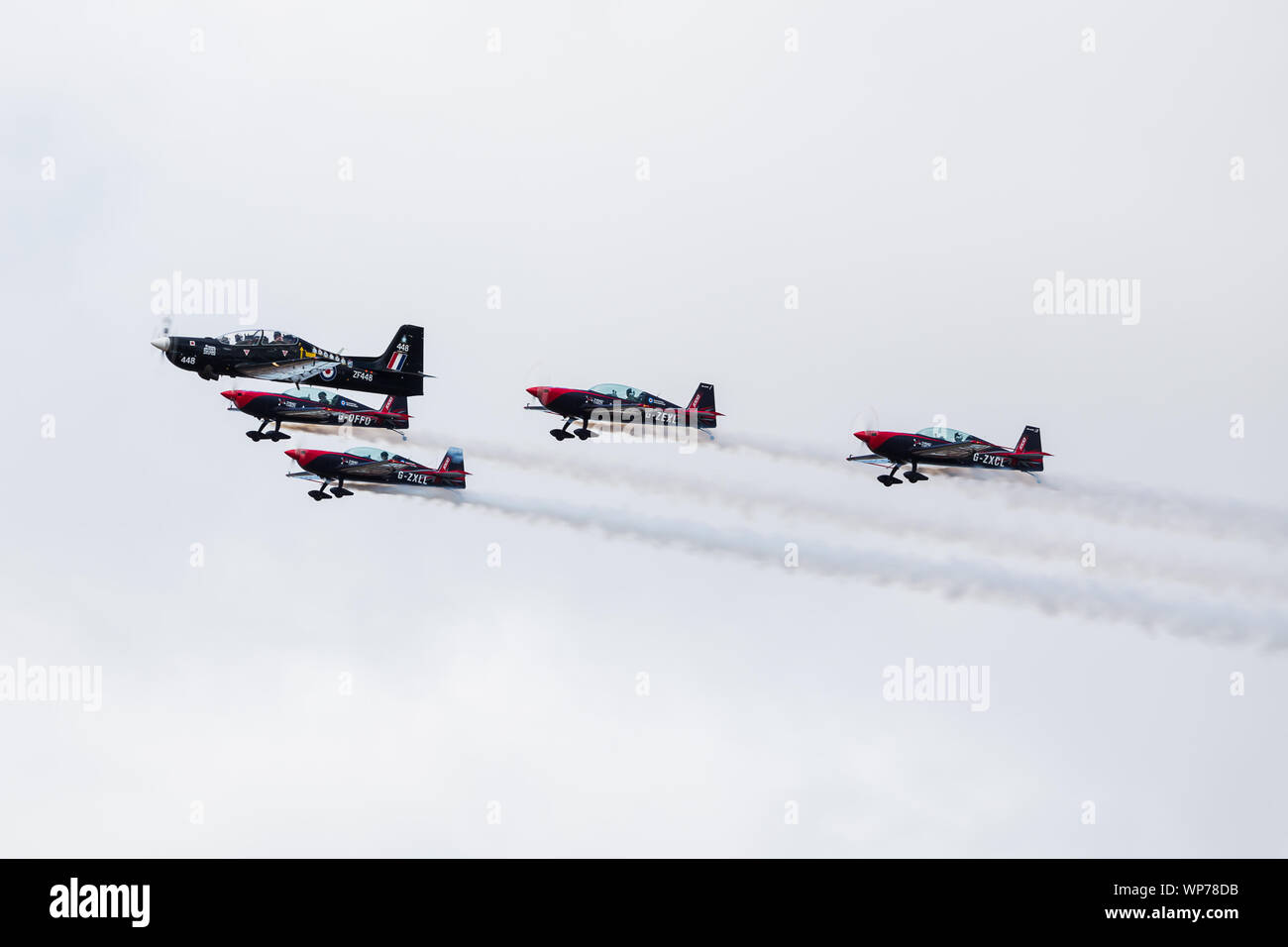RAF Tucano e le lame aerobatic team display in stretta formazione a Southport (airshow nel settembre 2019) per celebrare il centenario del th Foto Stock