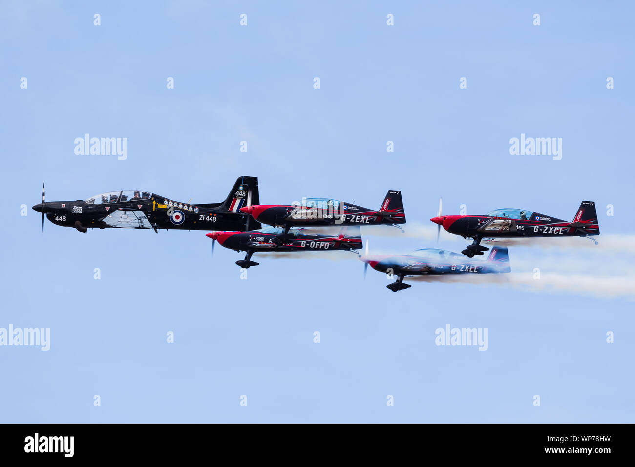 RAF Tucano e le lame aerobatic team display in stretta formazione a Southport (airshow nel settembre 2019) per celebrare il centenario del th Foto Stock