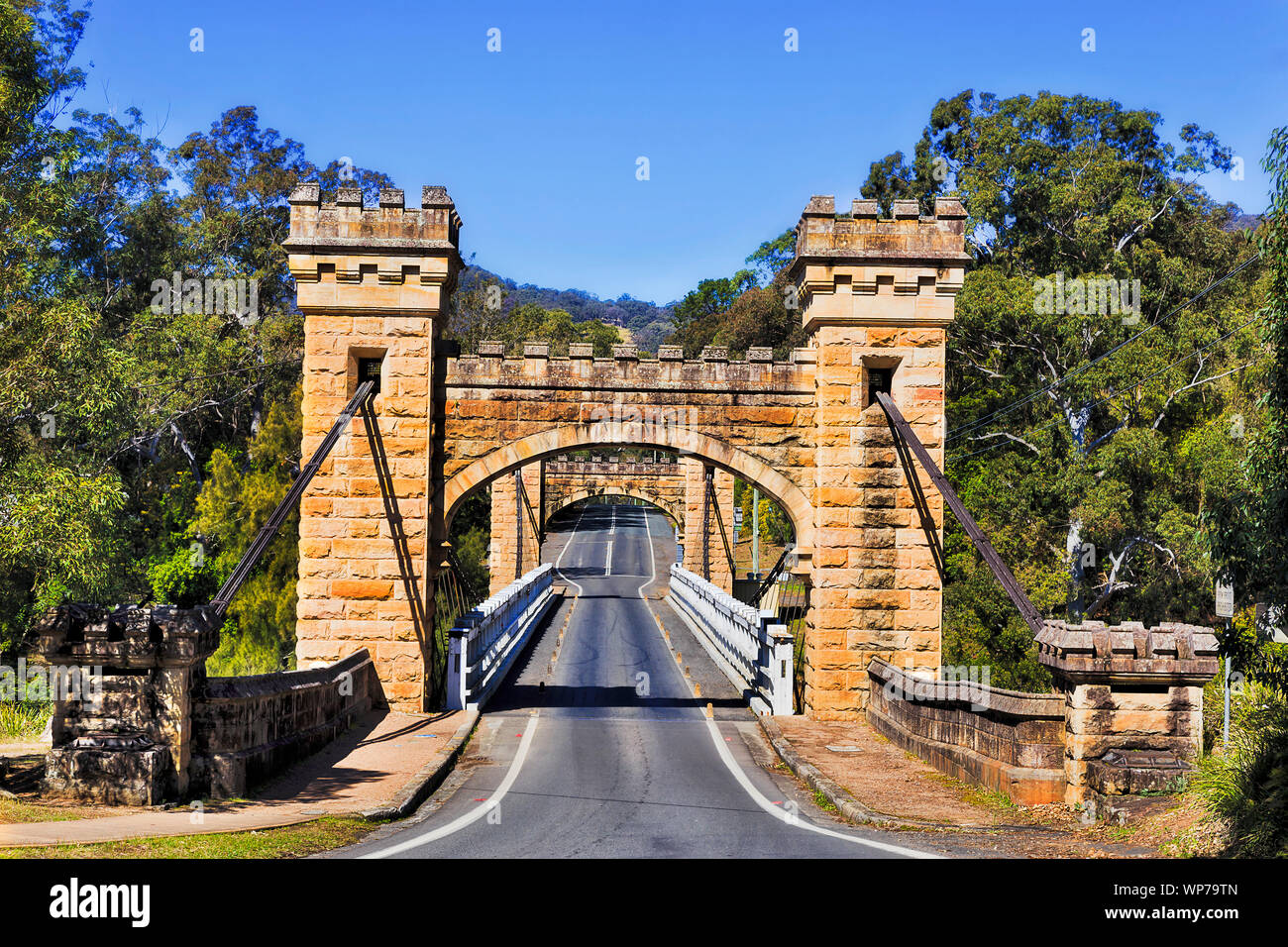 Il patrimonio storico di sospensione ponte Hampden ponte attraverso il fiume di canguro in Kangaroo Valley in una giornata di sole - strada nascosta con singola corsia per il motore Foto Stock