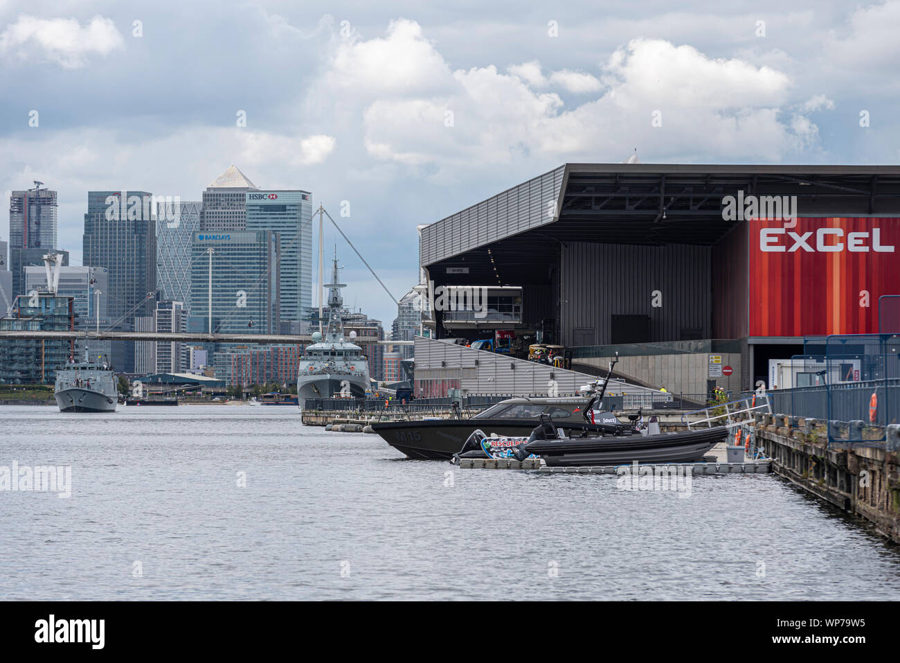 Royal Navy navi a difesa della sicurezza & Equipment International DSEI arms fair trade show, Excel, London, Regno Unito. Settore bancario edifici della città Foto Stock