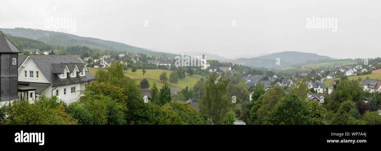 Vista panoramica del villaggio di montagna di Grafschaft con la sua architettura tipica nella regione di sport invernali della della Sauerland, Germania Foto Stock
