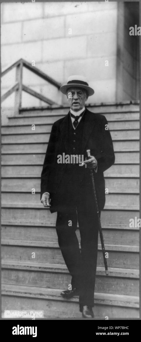 Le Baron Bradford Colt, ritratto a figura intera, camminando per fasi, rivolto verso la parte anteriore Foto Stock