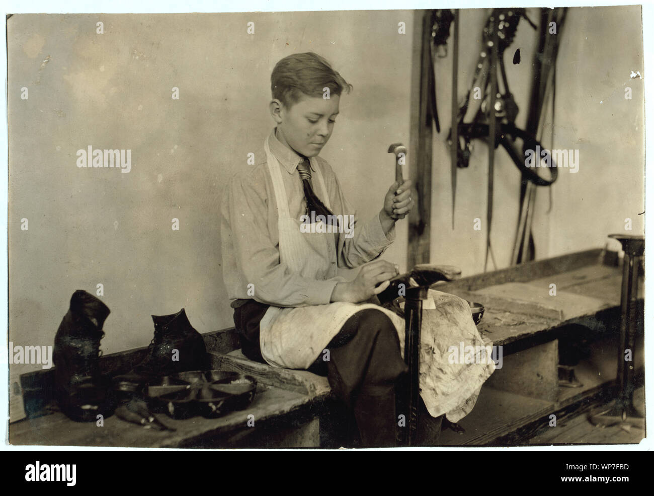 Imparare a fare le scarpe. Scuola di formazione per sordomuti. Vedere 4843-4851. Foto Stock