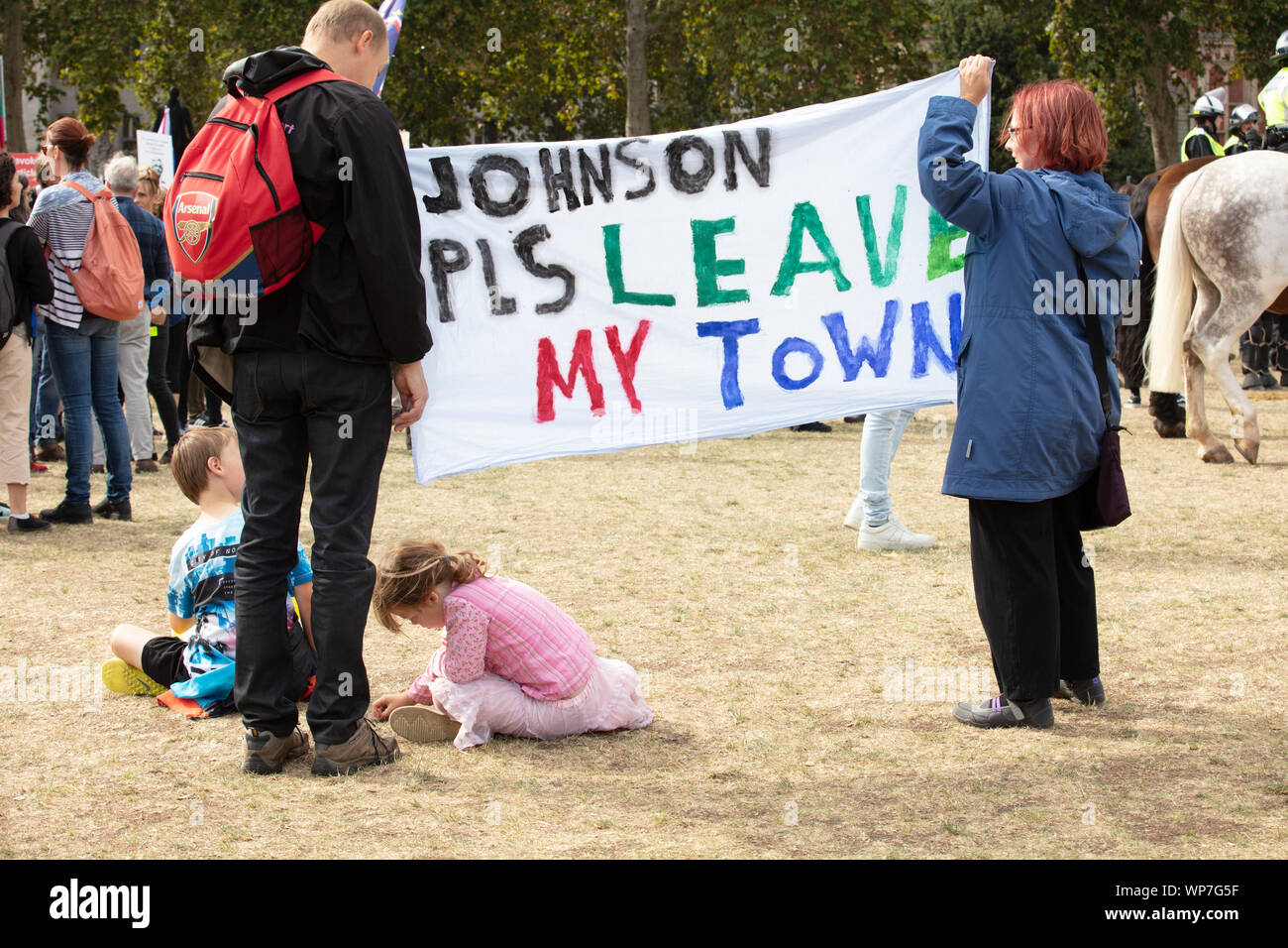 Londra, Regno Unito. Il 7 settembre 2019. Famiglia giovane che unisce il anti-Brexit protesta sulla piazza del Parlamento. Credito: Joe Kuis / Alamy News Foto Stock