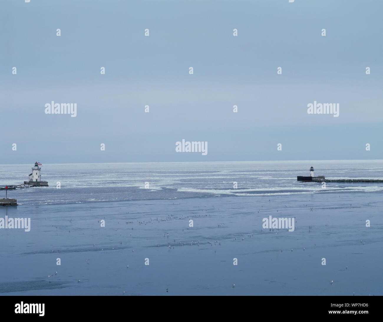 Da sinistra a destra, a ovest e a est Pierhead fari, Cleveland, Ohio Foto Stock