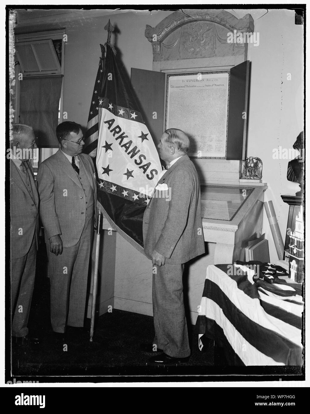 Da sinistra verso destra: Frank B. Steele, giudice Saul [?] M. Wa[...]ell, sost. Sol Bloom, presentando Arkansas bandiera Foto Stock