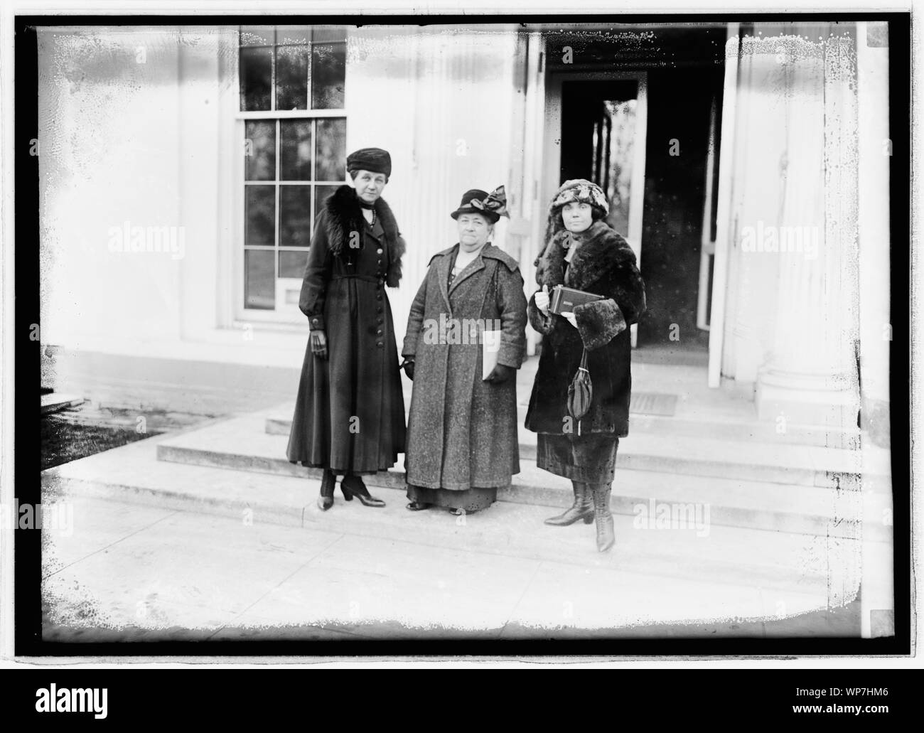 Da sinistra a destra: la sig.ra Herman A. Vedder, Onorevole Chas. A. Neisel, sia di New York e la Sig.ra Arthur D. chiesa di Boston, che rappresenta la stella d'oro della Madre di Assn. America che ha chiamato alla Casa Bianca oggi per invitare il presidente di aiuto per assistere le madri di America per visitare le tombe dei loro figli in Francia a spese del governo, 11/25/21 Foto Stock