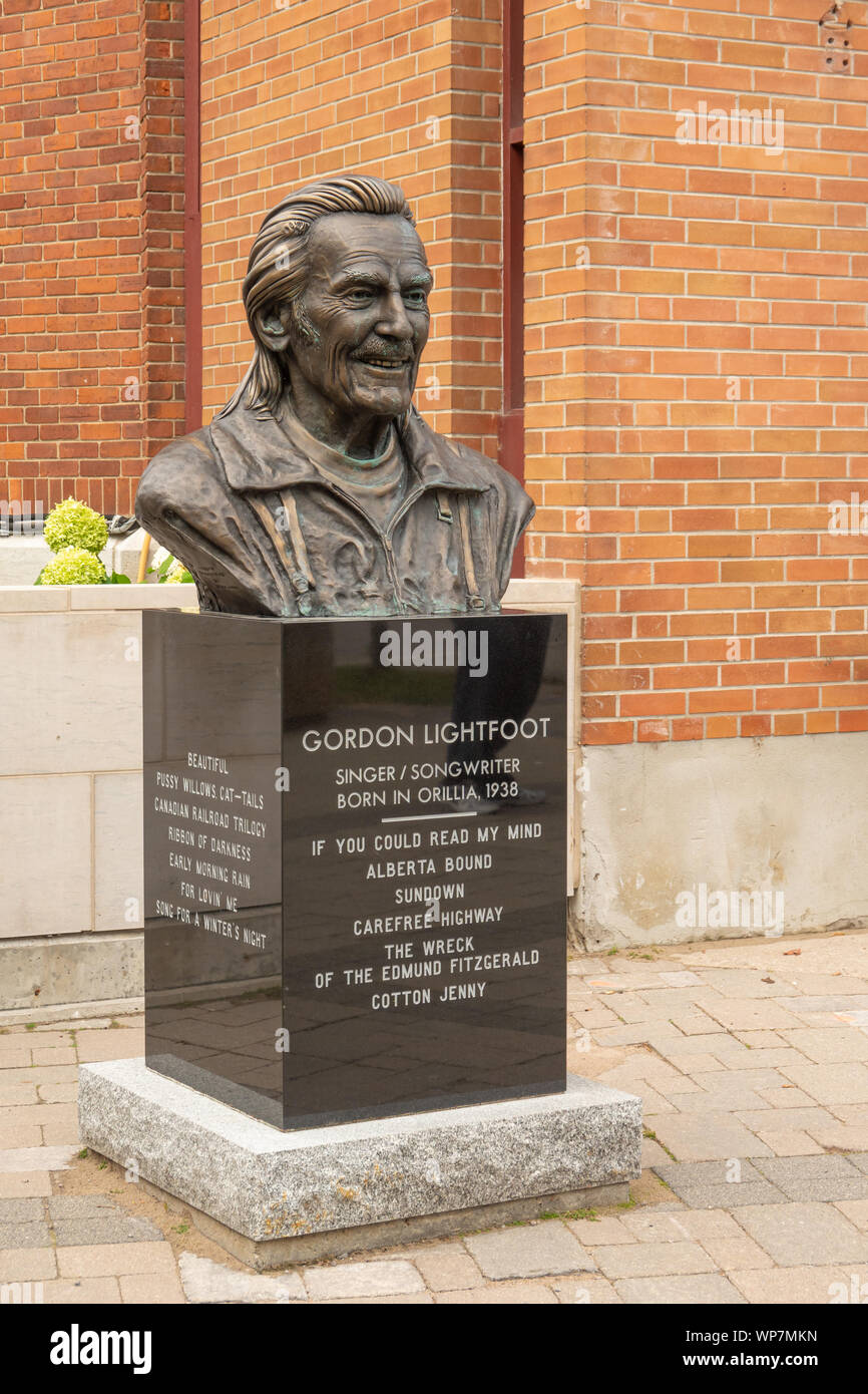 Commemorative busto in bronzo di iconica siinger canadese cantautore Gordon Lightfoot fuori dal teatro dell'Opera nella sua città natale di Orillia Ontario in Canada. Foto Stock