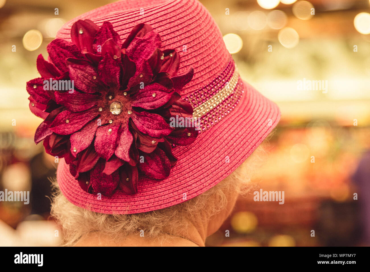 Fotografia analogica della parte posteriore di una vecchia signora rosa hat. Sun City, Arizona. Foto Stock