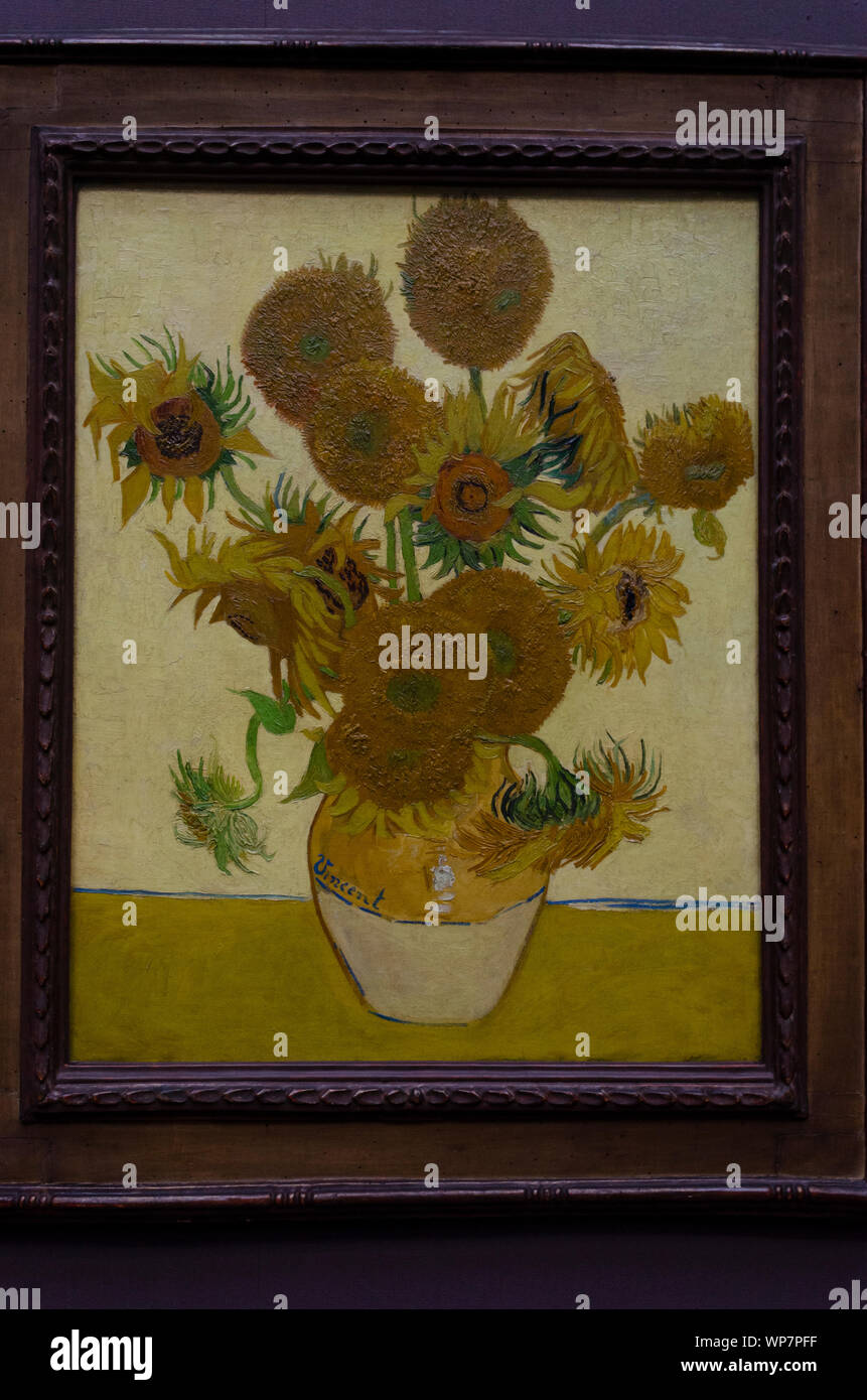Vaso con quindici girasoli | quarta versione, esposti alla National Gallery  di Londra Foto stock - Alamy