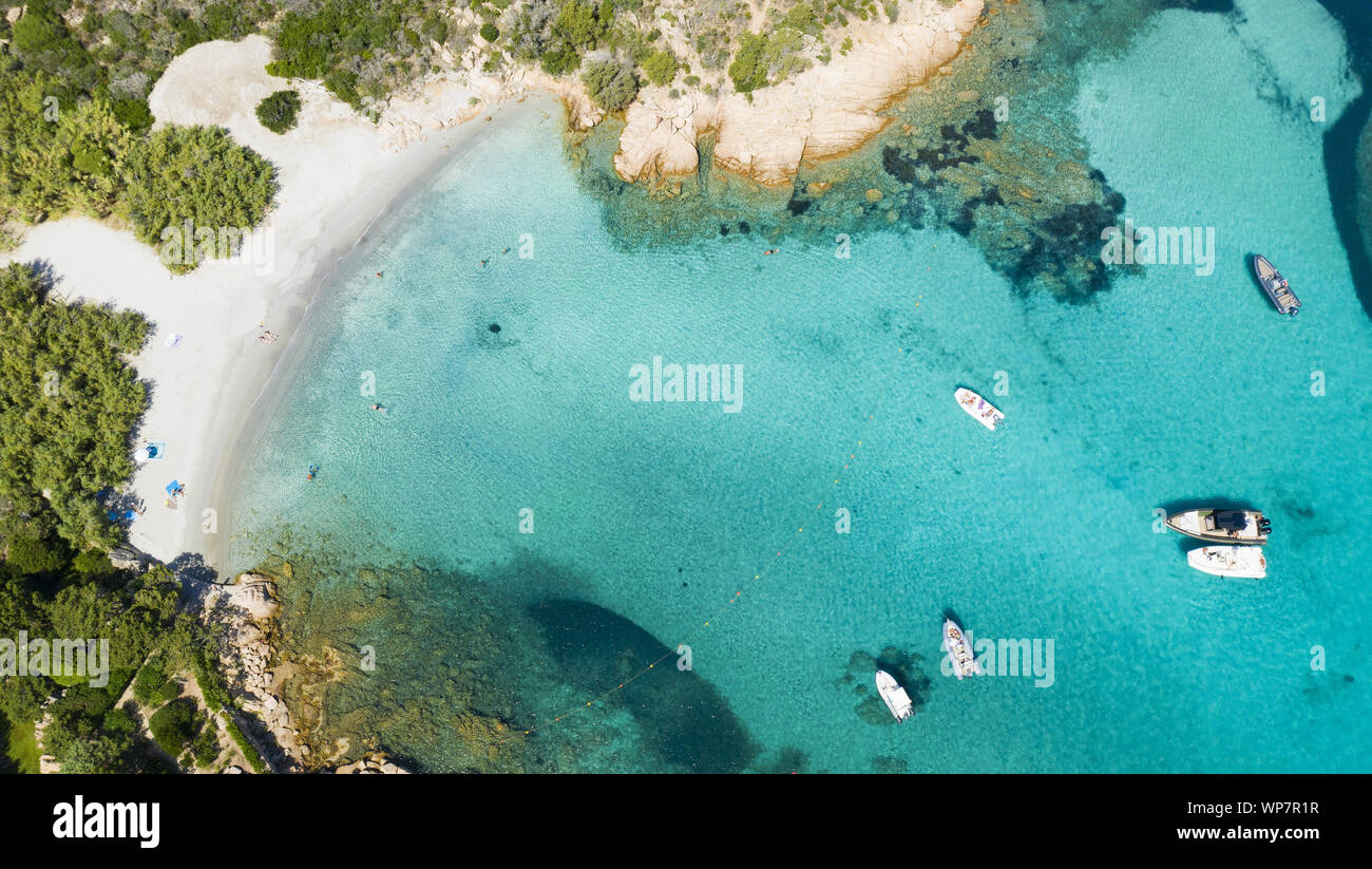 Vista da sopra, splendida vista aerea di alcune barche e yacht di lusso galleggiante su un acqua turchese. Parco nazionale Arcipelago di La Maddalena, in Sardegna. Foto Stock