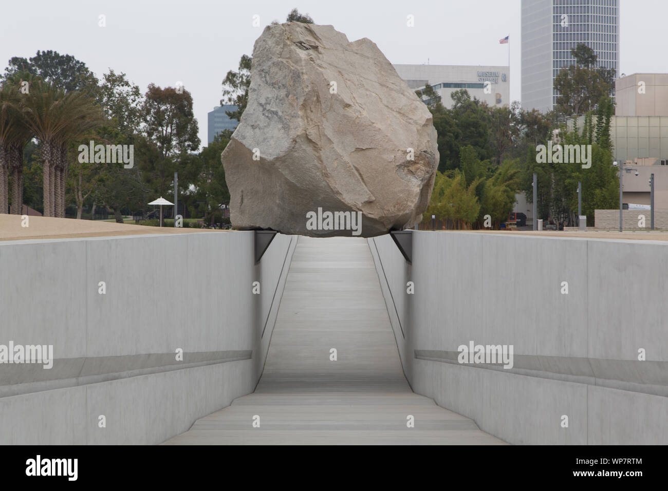 Massa levitato dall artista Michael Heizer al Los Angeles County Museum of Art in California Foto Stock