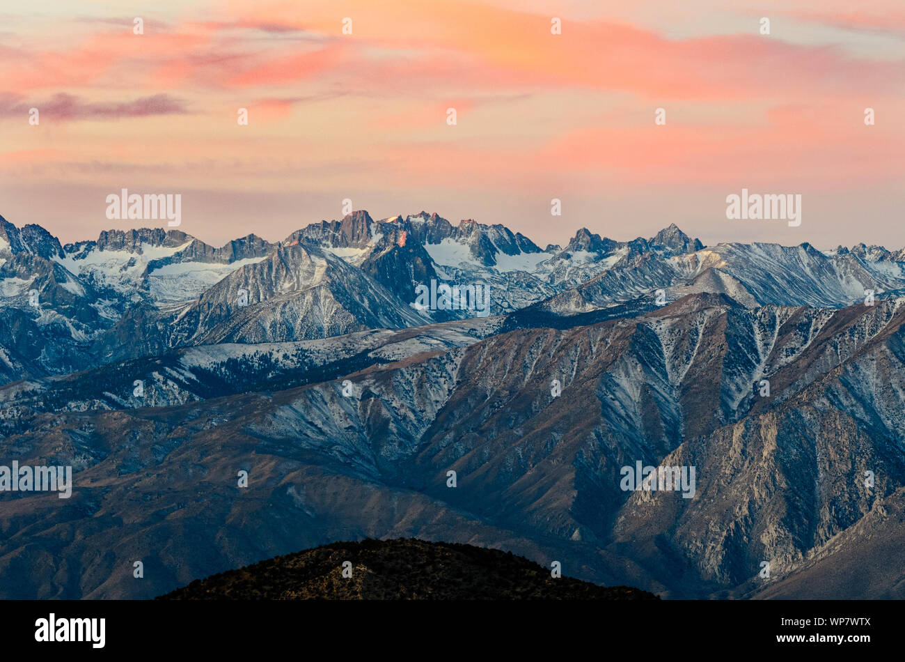 Alba sopra la catena montuosa della Sierra Nevada in California, Stati Uniti  d'America Foto stock - Alamy