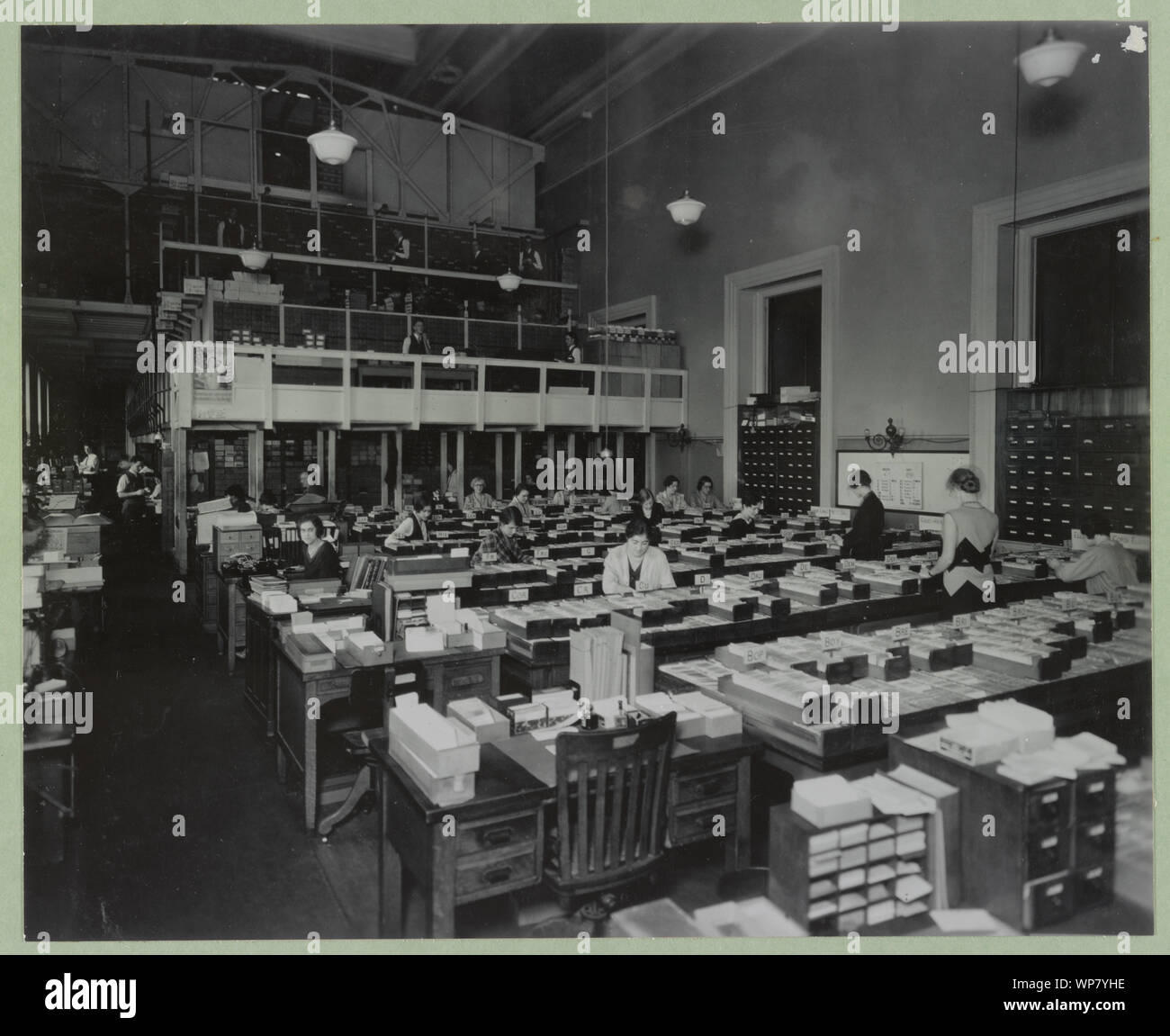 I bibliotecari di lavorare con schede di catalogazione nel dipartimento di elaborazione della Biblioteca del Congresso di Washington, D.C. Foto Stock