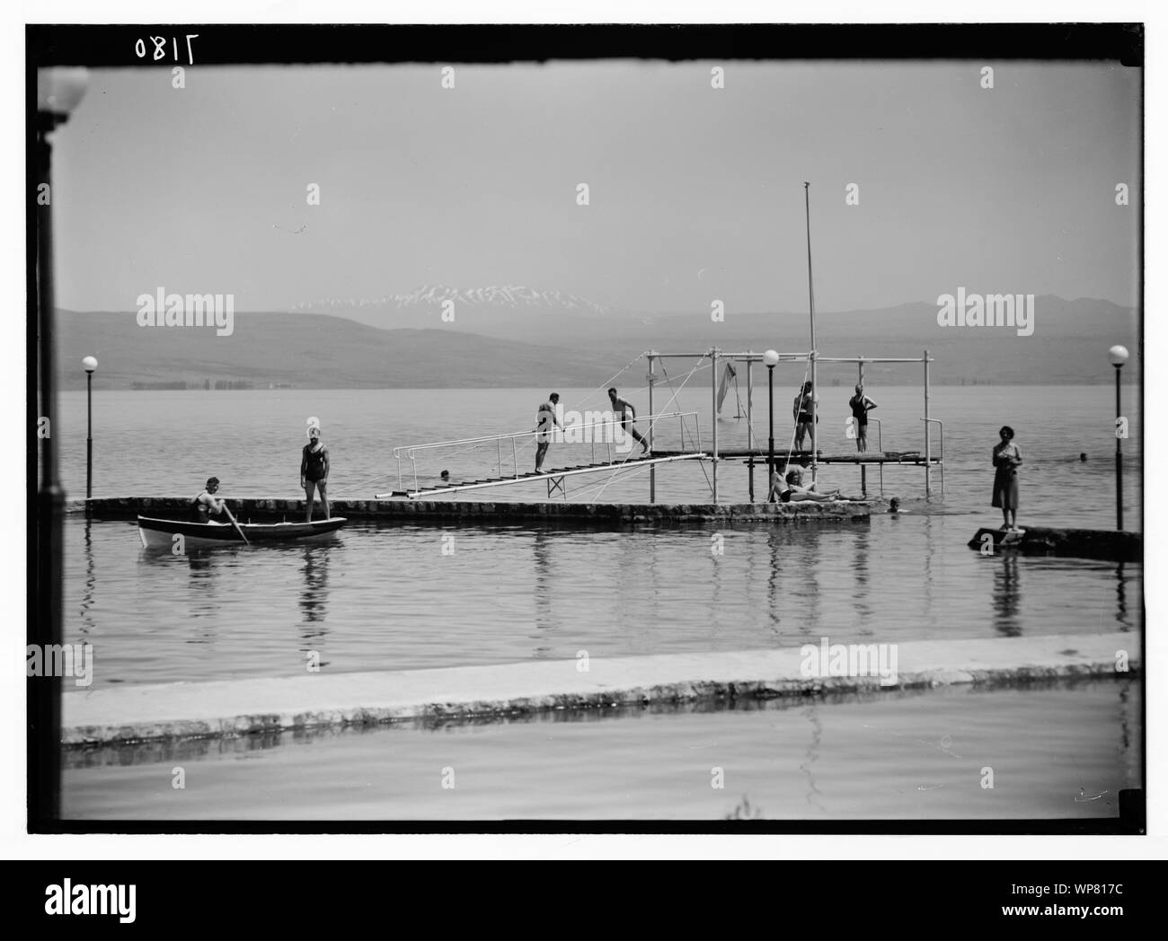 Lido, Tiberias & Mt. Hermon. La Galilea Lido. I bagnanti in fase di atterraggio e Mt. Hermon Foto Stock