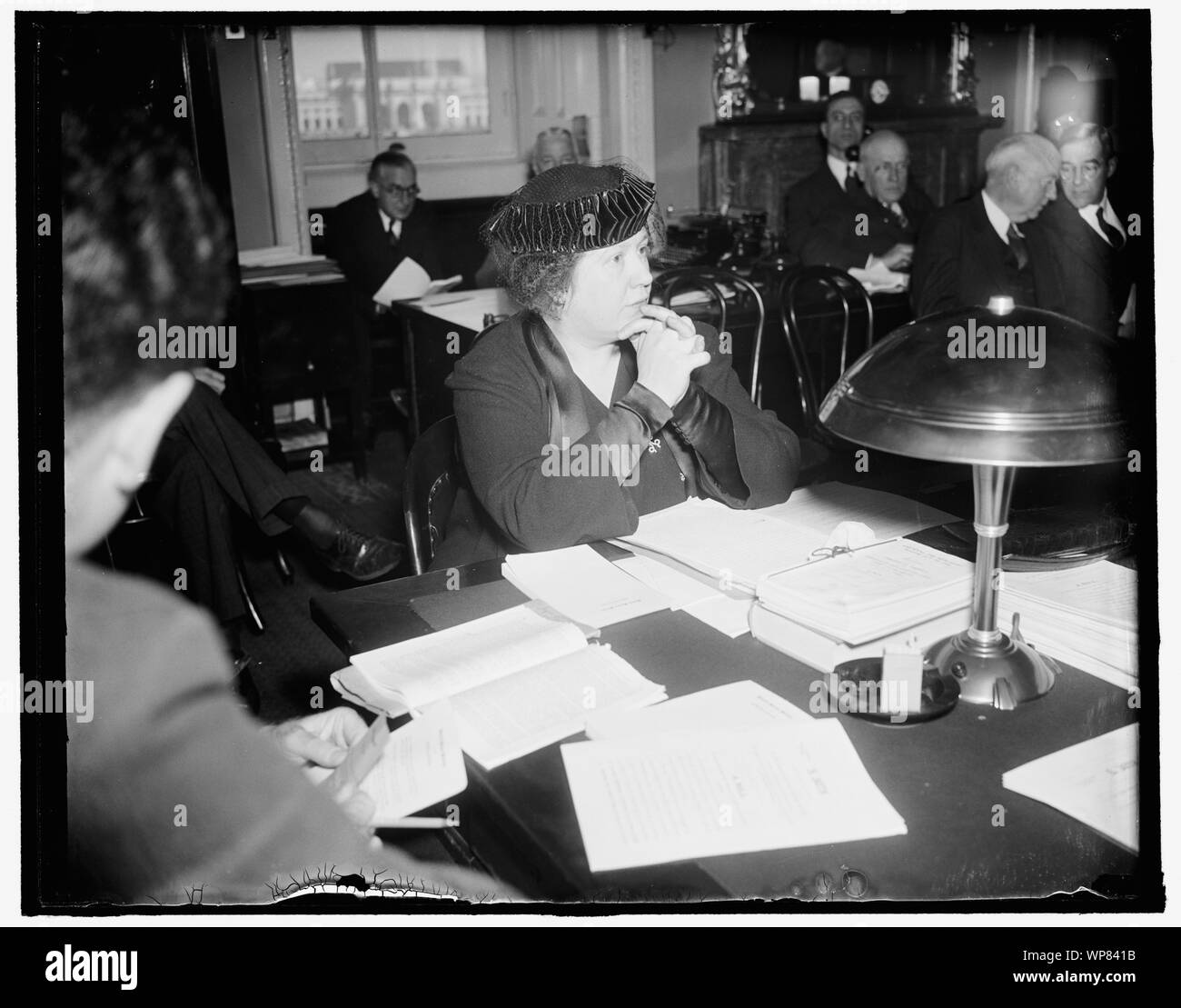 Vita minacciata NLRB aide racconta comitato del Senato. Washington, 2 febbraio. Gli sforzi per risolvere il lavoro marittimo disputa dell'ultimo portato minacce contro la sua vita, la sig.ra Elinore M. Herrick, New York Direttore regionale nazionale per le relazioni di lavoro bordo, ha detto il Senato comitato commercio oggi. È comparso a negare le tasse che ha collaborato con i comunisti e falsificati NLRB elezioni nell'industria marittima, 2/2/38 Foto Stock