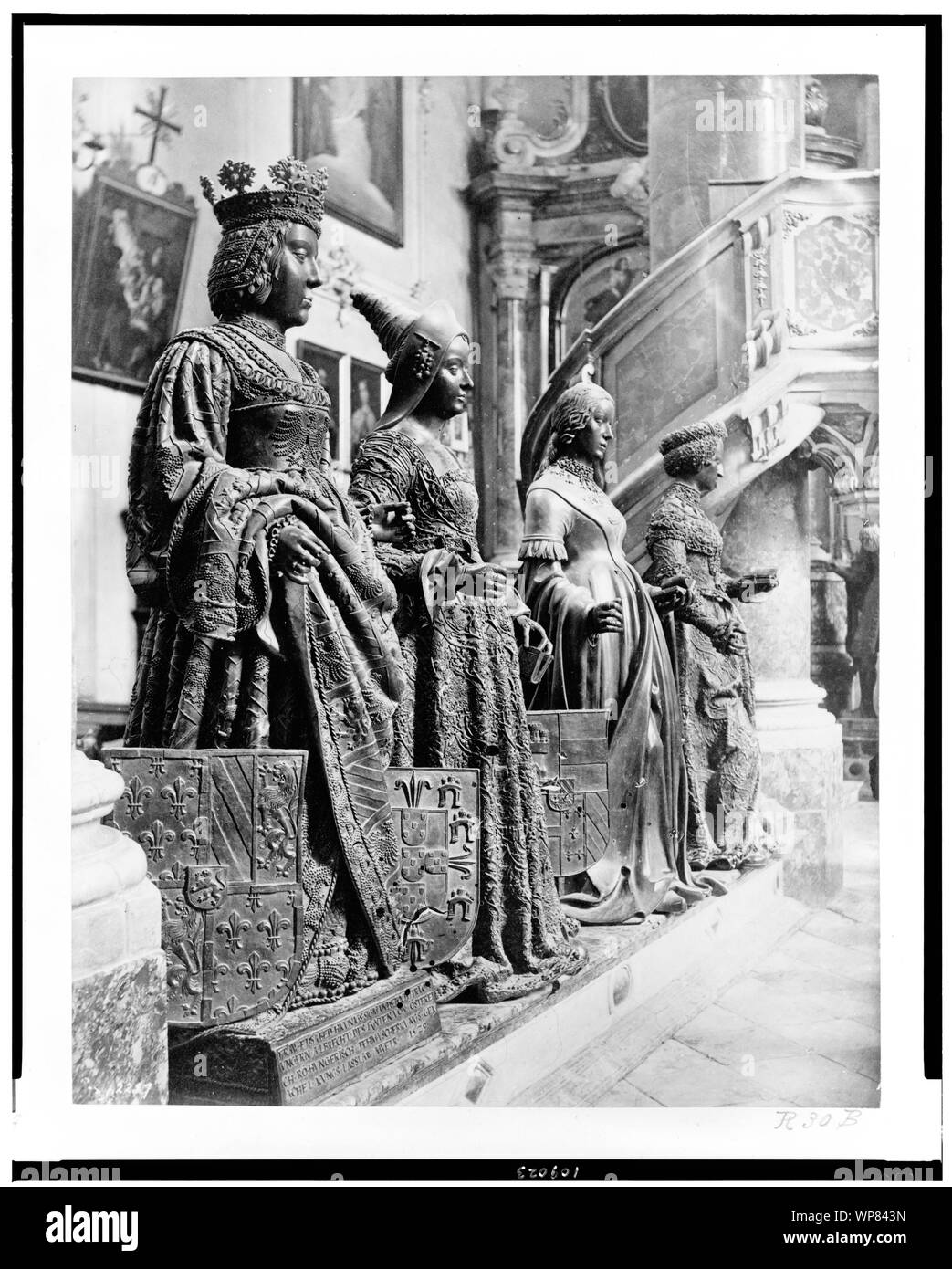 La vita statue a grandezza naturale che circondano la tomba di Massimiliano I, la Hofkirche, Innsbruck, Austria Foto Stock