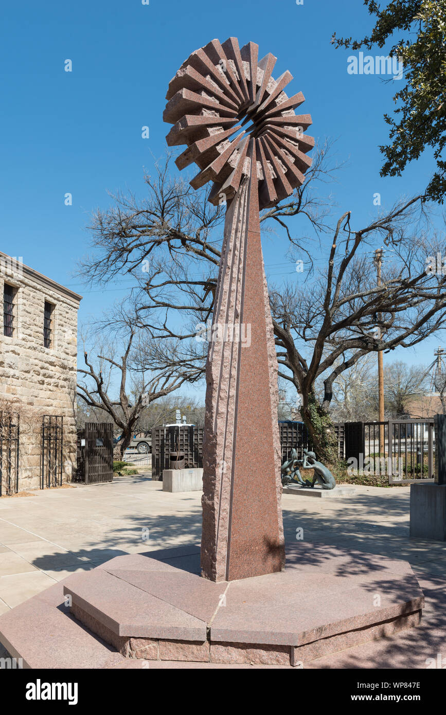 Lifesize scultura in bronzo, granito Sun, dello scultore Gesù B. Morales, in Marshall R. giovani cortile della vecchia prigione di Art Center di Albany, Texas, sede della Contea di Shackelford Foto Stock