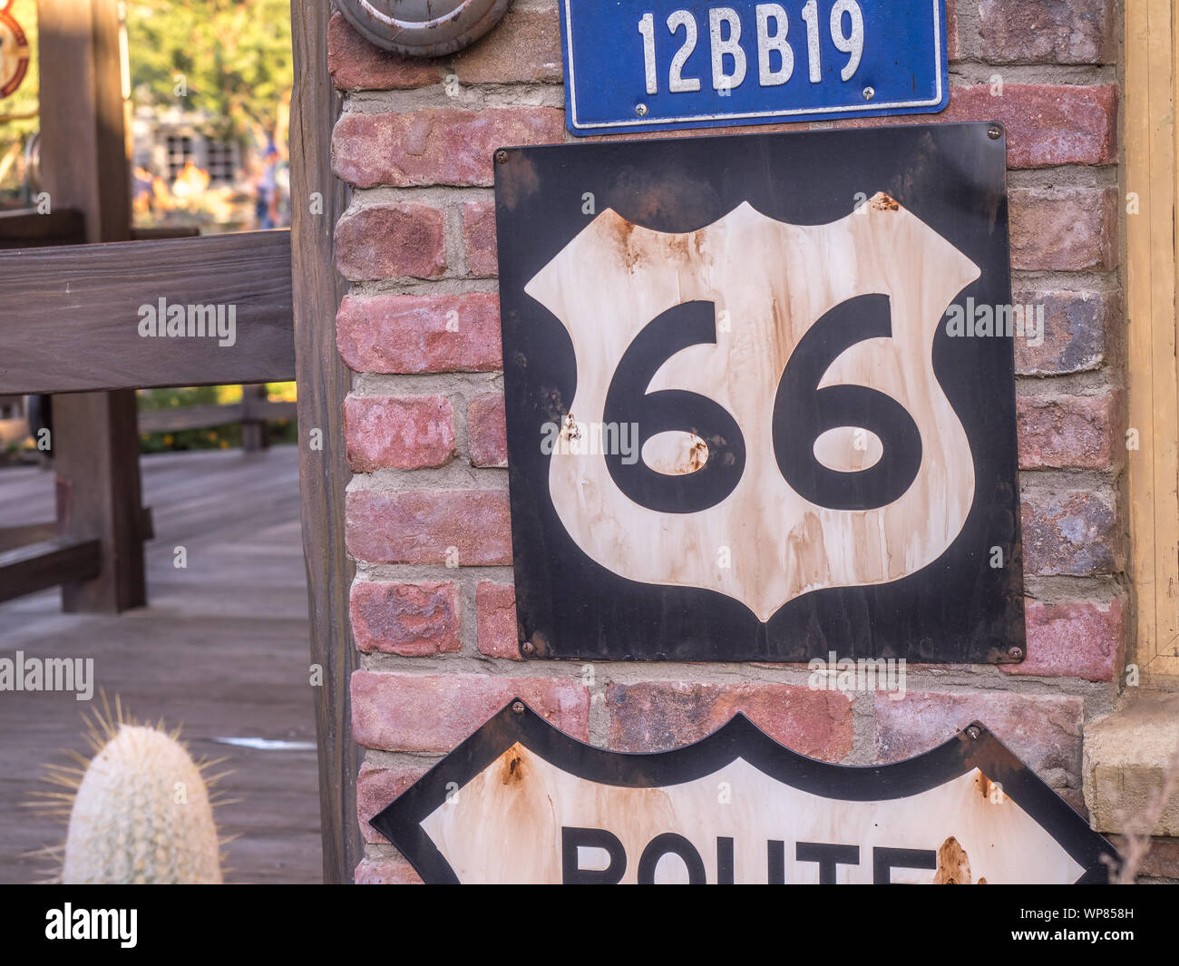 Vintage Route 66 autostrada indicazioni su un vecchio rustico sfondo. Foto Stock
