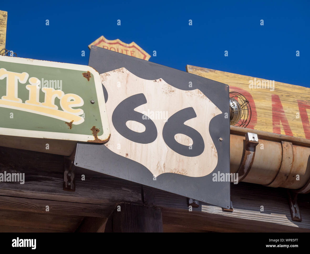 Vintage Route 66 autostrada indicazioni su un vecchio rustico sfondo. Foto Stock