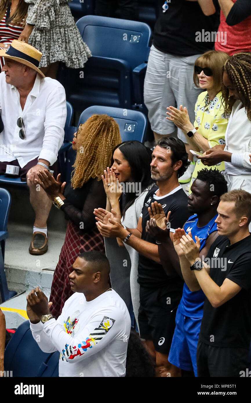 New York, Stati Uniti d'America. 07Th Sep, 2019. Meghan Markle, duchessa di Sussex, orologi Serena Williams degli Stati Uniti in azione contro Bianca Andreescu del Canada insieme con Anna Wintour, Venus Williams e Serena marito Alexis Ohanian all'Arthur Ashe Stadium dell'USTA Billie Jean King National Tennis Center su Settembre 07, 2019 a New York City. Credit: Indipendente Agenzia fotografica/Alamy Live News Foto Stock